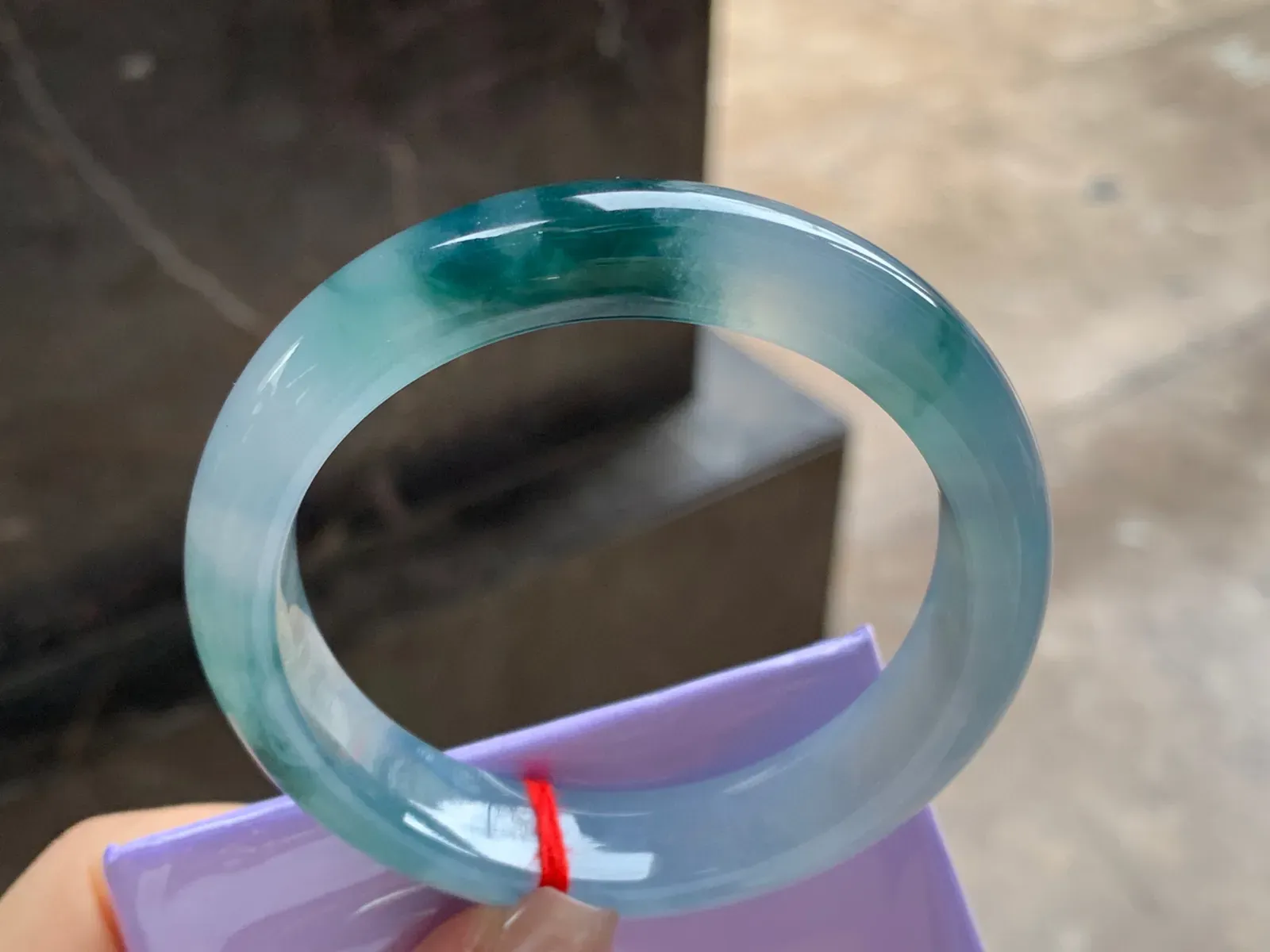 冰种飘花手镯
尺寸：55.4-12.8-8.6mm
种老肉细～飘花点缀