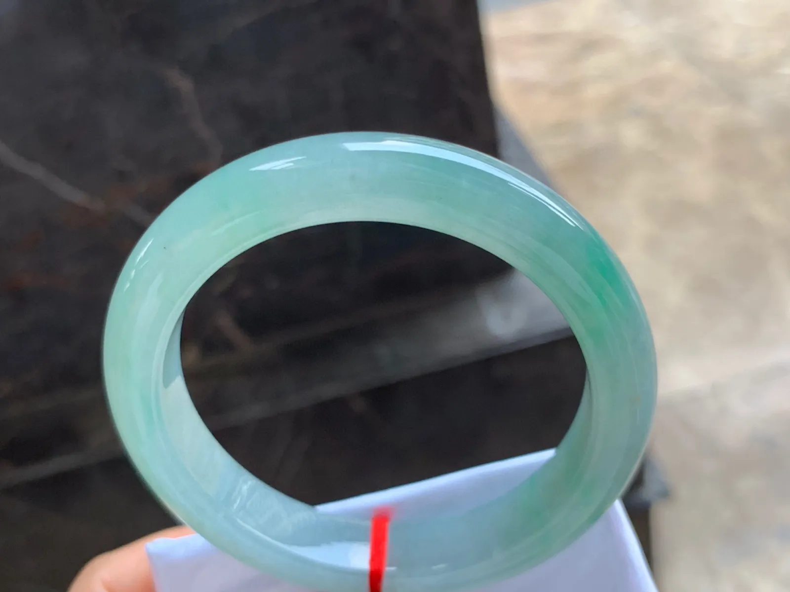 58.5-12-9.5mm
冰种带色手镯 水润清新 上手灵动清秀