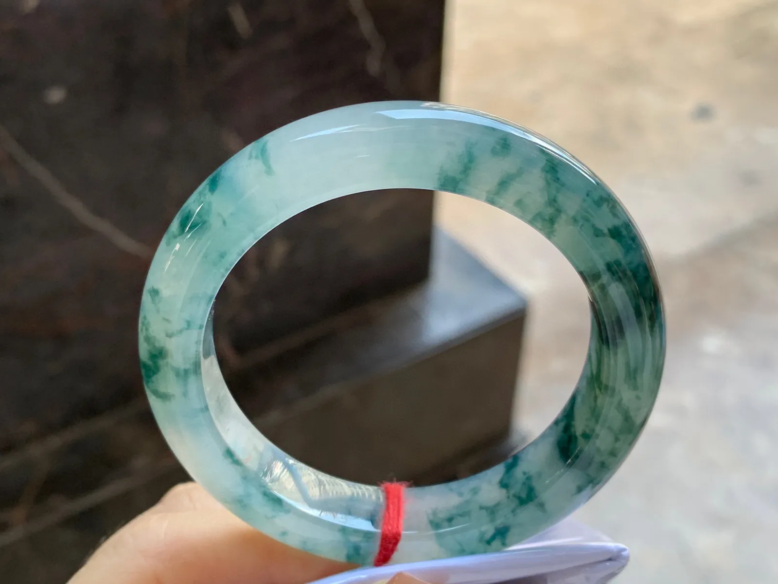 冰种飘花手镯
尺寸：55.6-12.2-9.6mm
种水 飘花浓郁泥鳅背条形 上手耐看