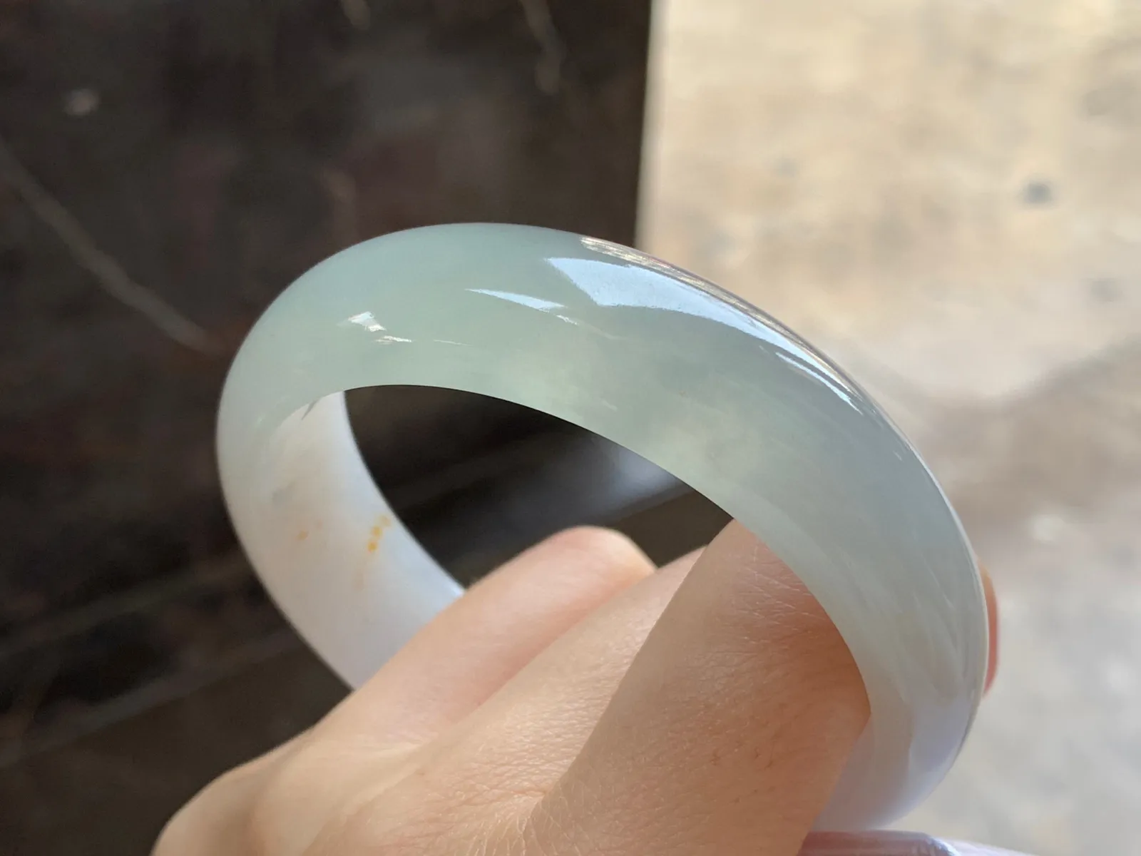 种水宽版手镯
尺寸：59-16.8-7.8mm
种水好 版型大气大圈口