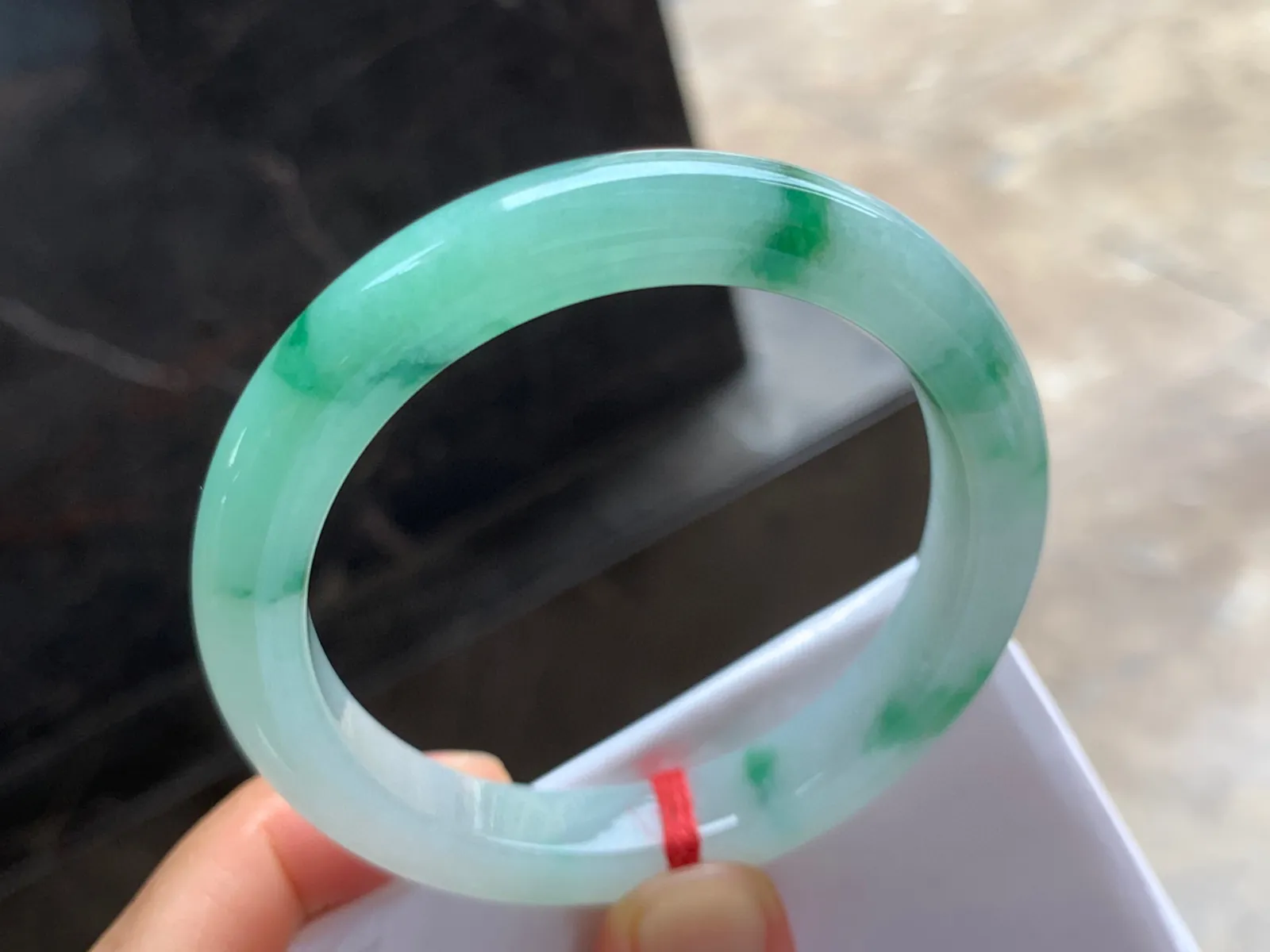 54-10-8mm
飘花手镯 底子细腻干净 水润绿花 上手漂亮