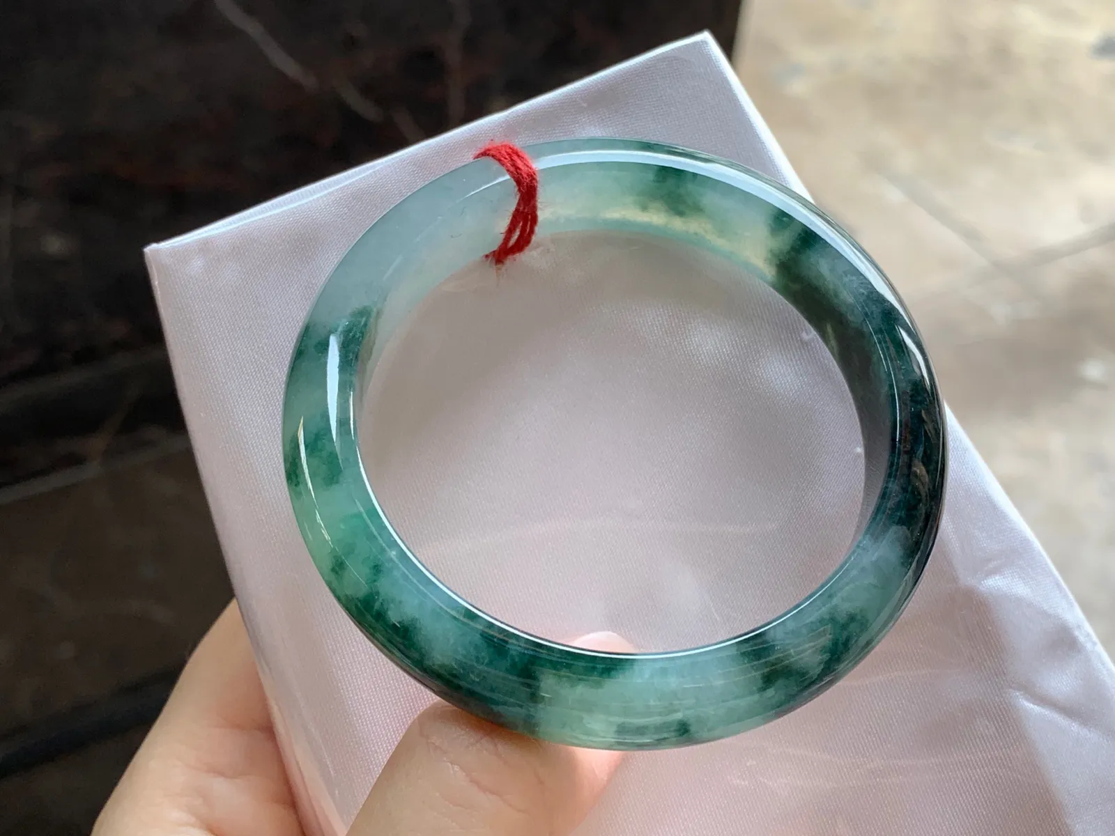 飘花手镯
尺寸：56.6-12.3-7.8mm
底子细腻干净～飘花浓郁上手耐看