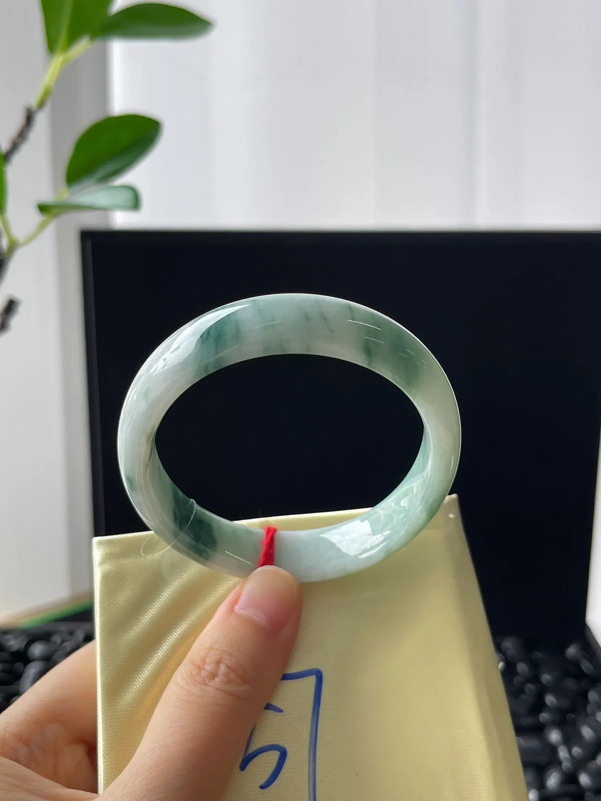 贵妃镯57.2圈口，牛奶底飘蓝花手镯