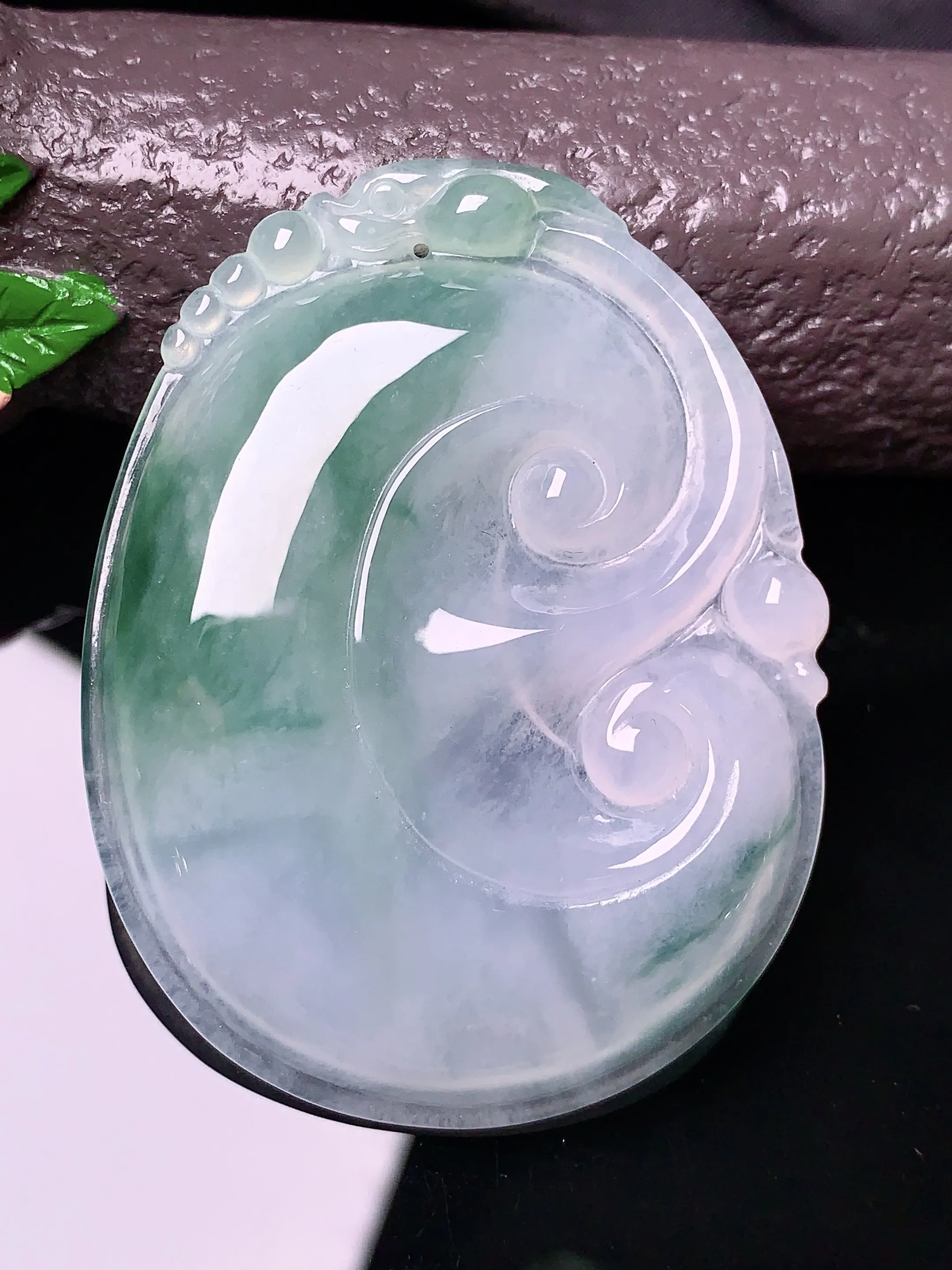 飘绿如意吊坠 玉质细腻 色泽清新艳丽 整体尺寸53.7*41.5*5.7