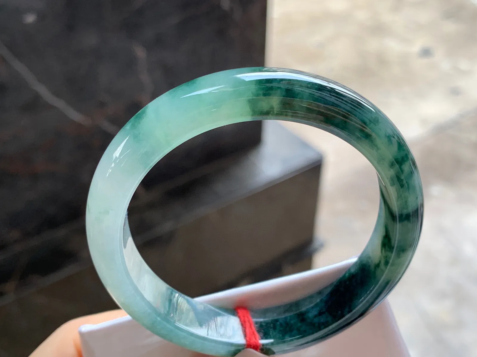 飘花手镯
尺寸：56.6-12.3-7.8mm
底子细腻干净～飘花浓郁上手耐看