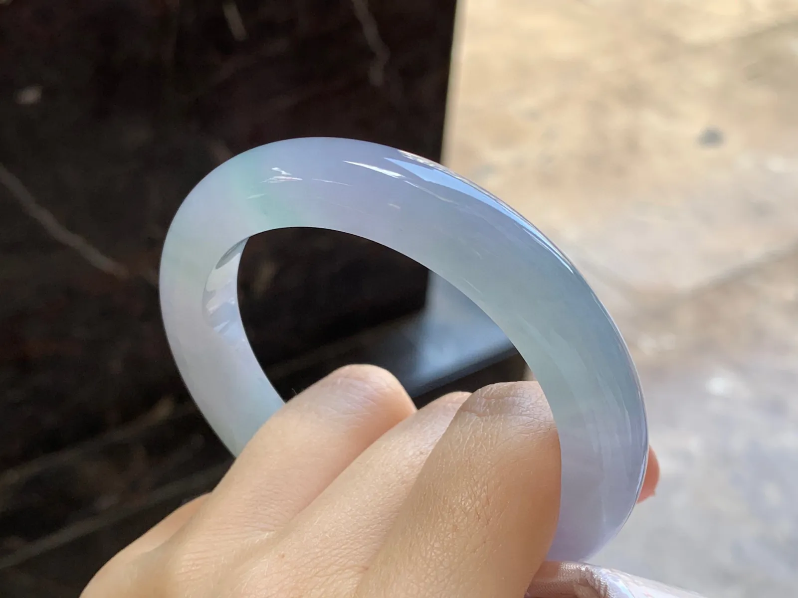 冰种淡春手镯
尺寸：57-10.7-9.5mm
种水好 小清新甜甜的料子