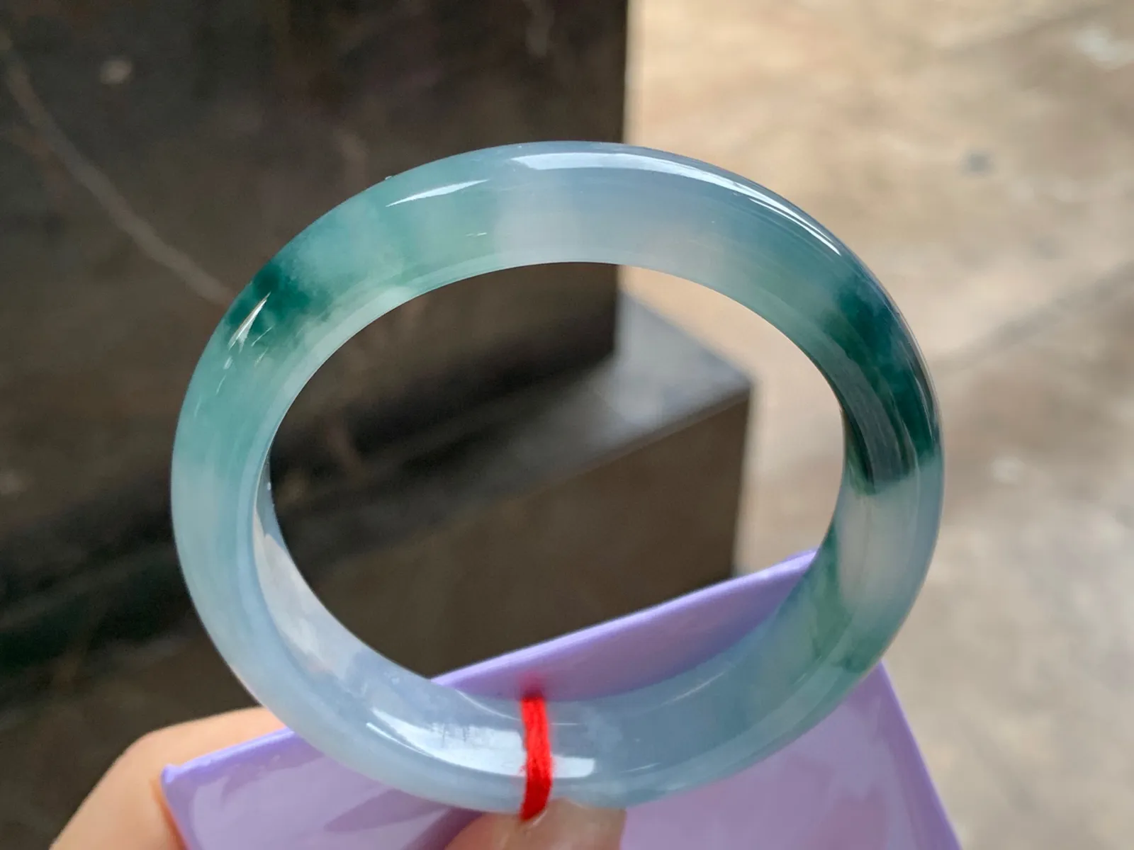 冰种飘花手镯
尺寸：55.4-12.8-8.6mm
种老肉细～飘花点缀