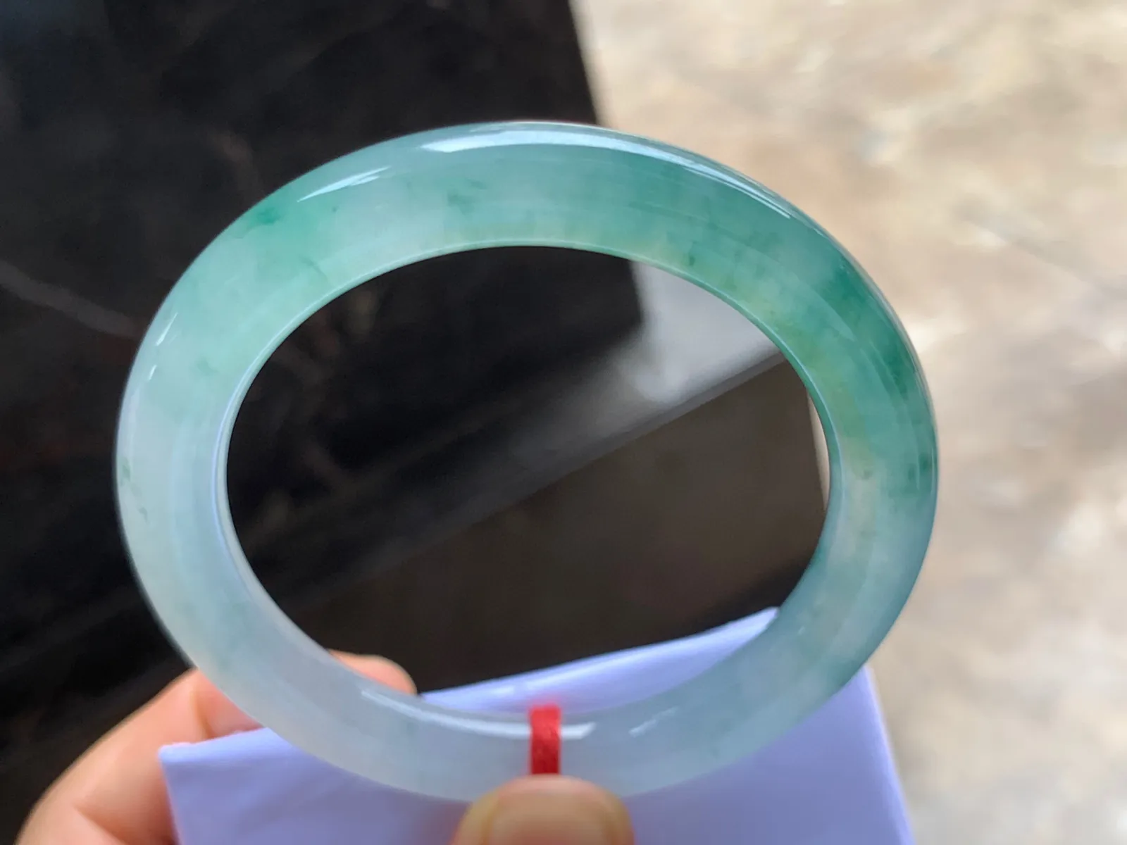 53.5-9mm
冰种飘花圆条手镯 冰透起胶 花色灵动