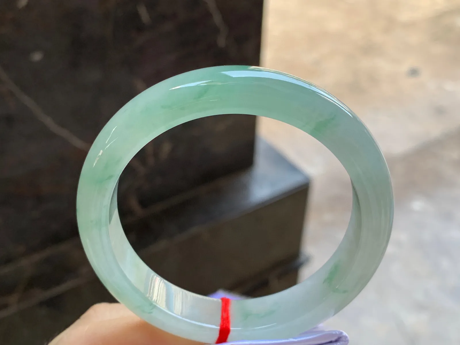 飘绿花手镯
尺寸：57.9-12.4-8.2mm
水润十足～绿花点缀上手好看