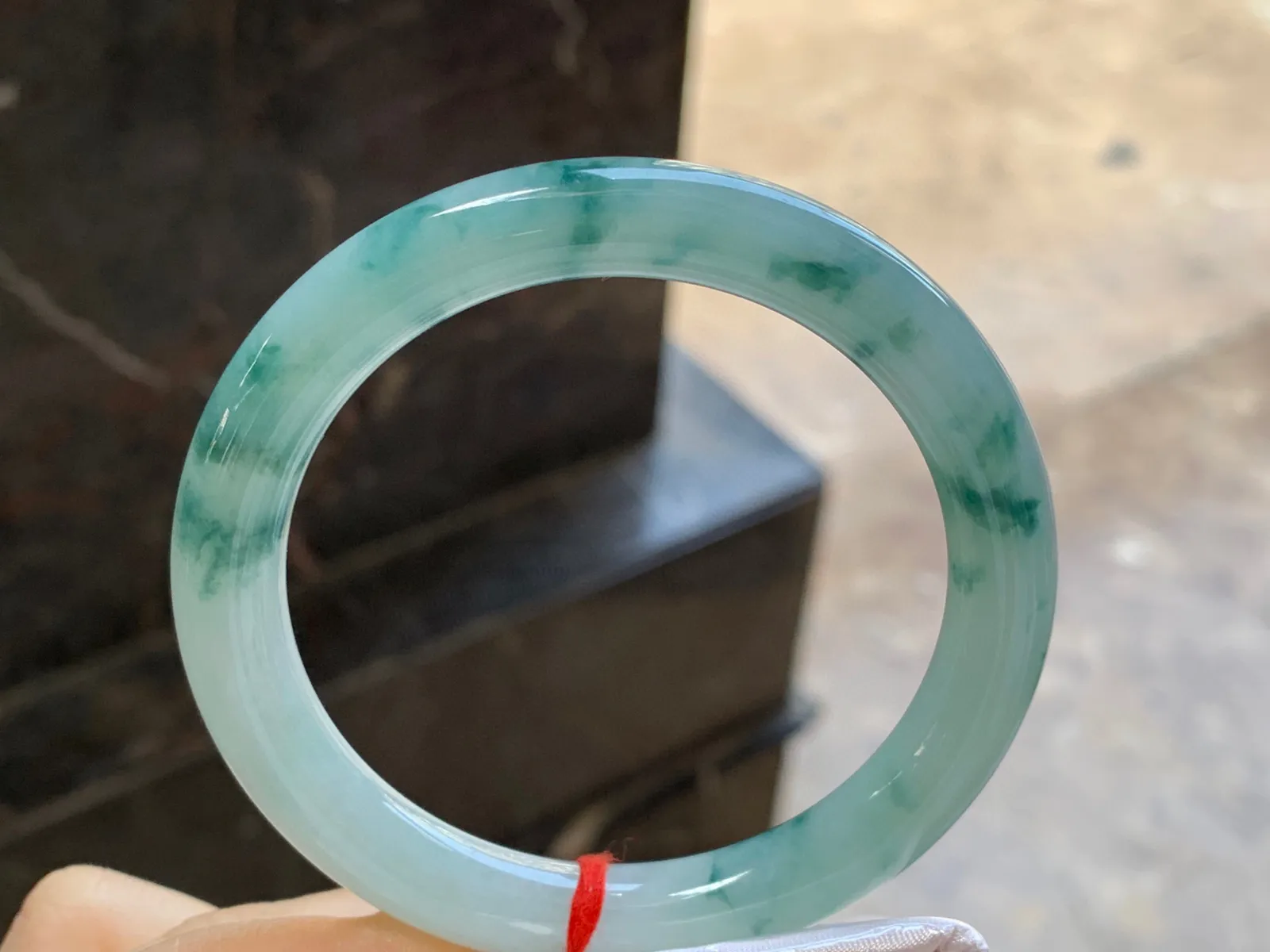 飘花圆条手镯
尺寸：56.4-9.3mm
料子细腻干净～飘花点缀