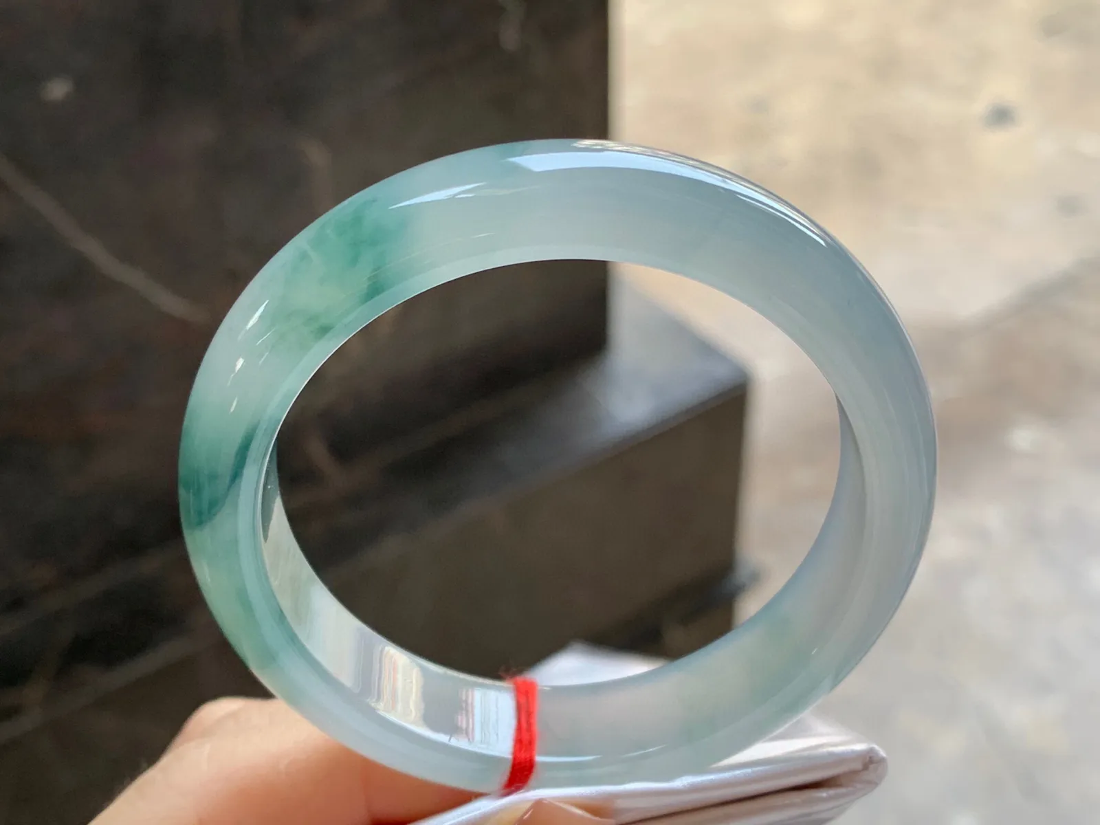 冰飘花手镯
尺寸：57-13-8.4mm
种老肉细～飘花浓郁