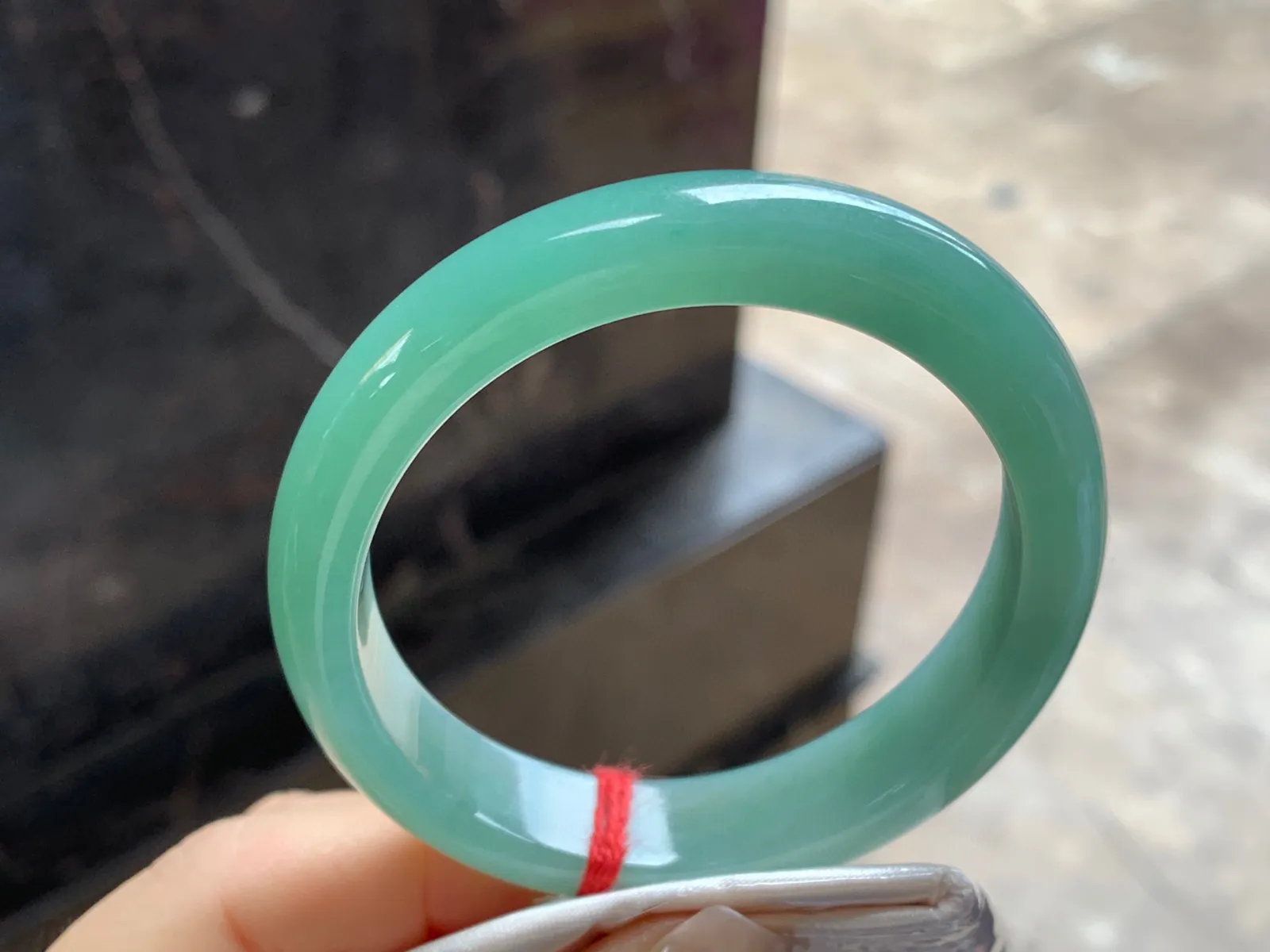满豆绿贵妃镯
尺寸：56-11.7-7.5mm
肉质细腻干净～正圈52 53 54可以戴推荐