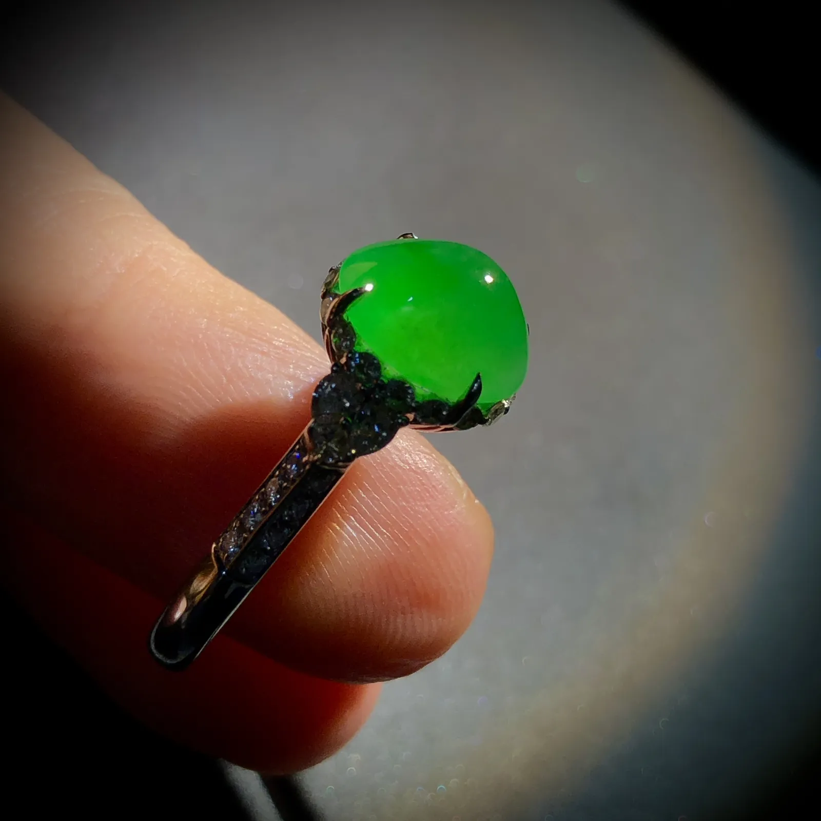 绿戒指，裸石10.2-9-5.5mm，
14#可改，18K金，南非钻，。
