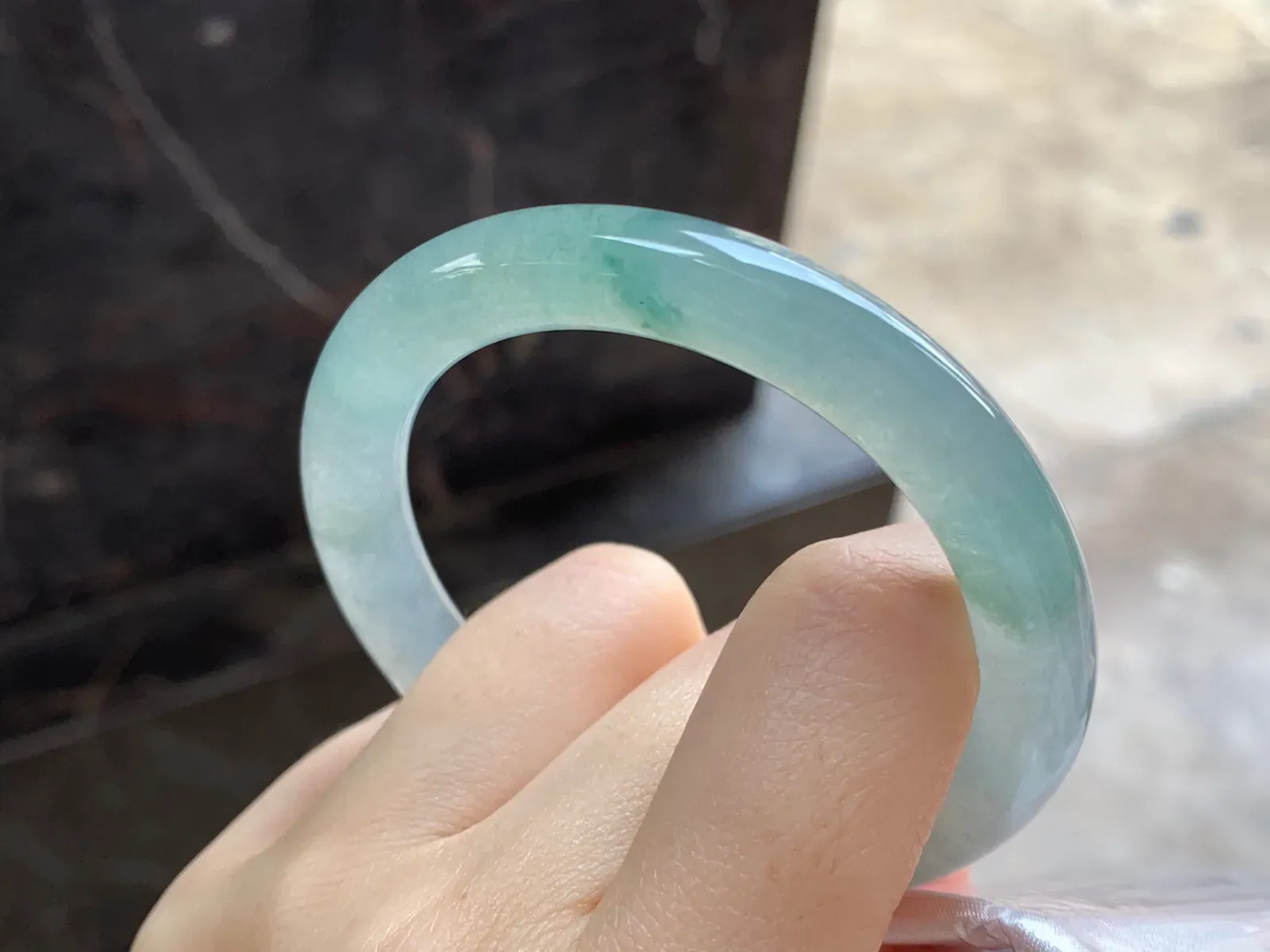 飘花圆条手镯
尺寸：51.8-8.6mm飘花点缀 上手好看