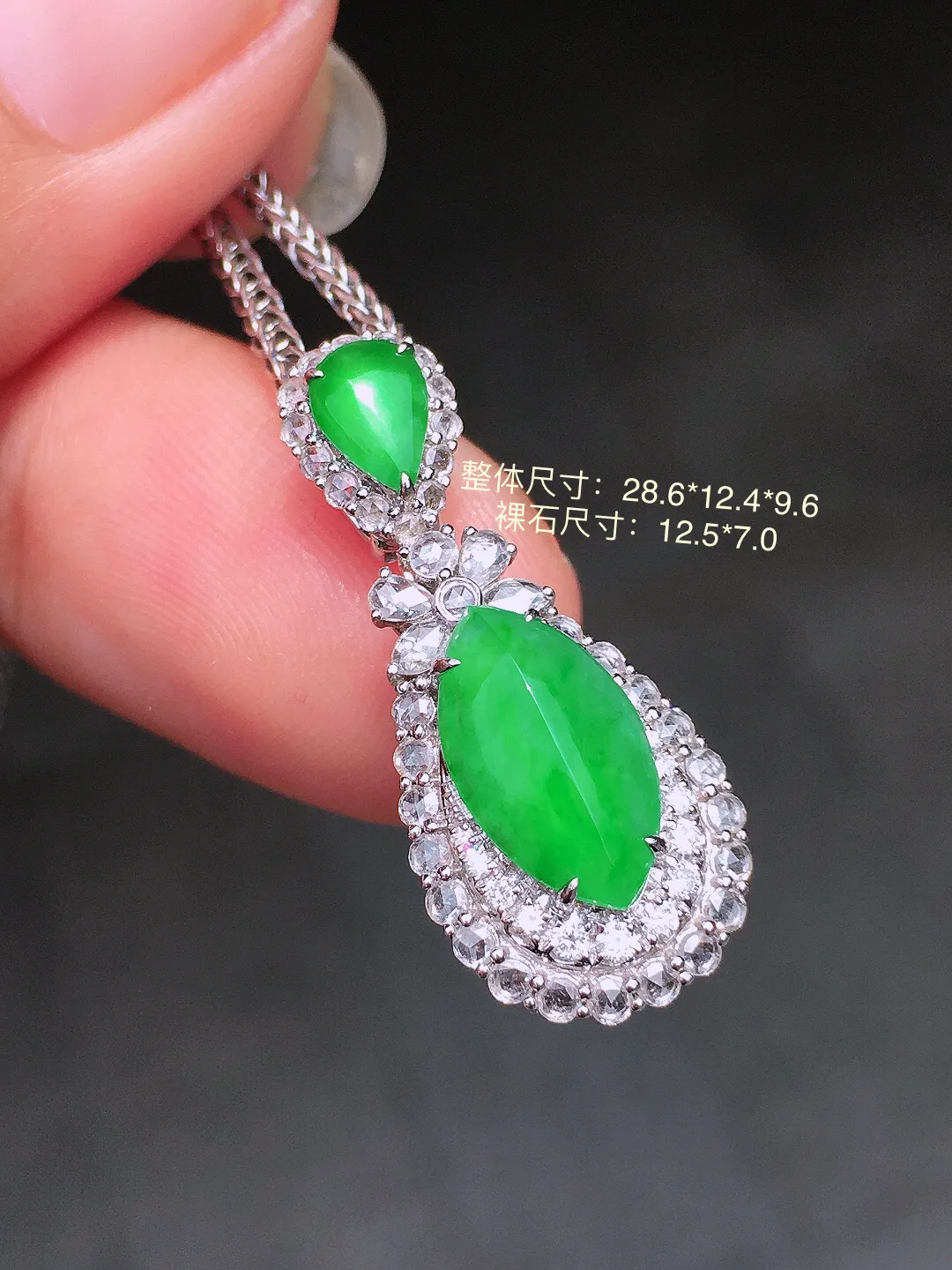 阳绿二合一吊坠，色泽均匀艳丽，玉质细腻，荧光感超
强，饱满水润，气质满满。18k
金豪华镶嵌