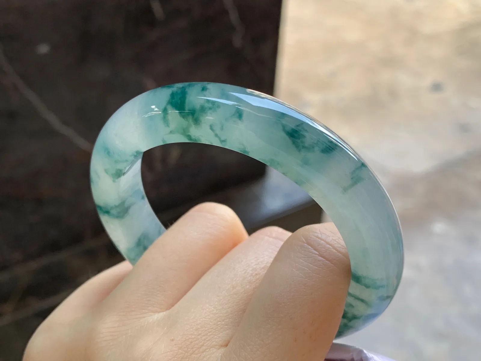 冰种飘花手镯
尺寸：55.6-12.2-9.6mm
种水 飘花浓郁泥鳅背条形 上手耐看
