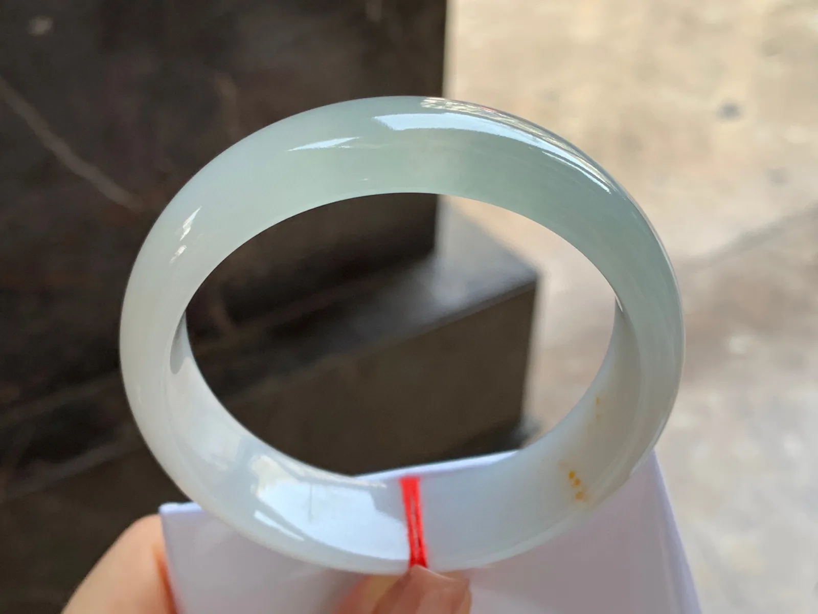 种水宽版手镯
尺寸：59-16.8-7.8mm
种水好 版型大气大圈口