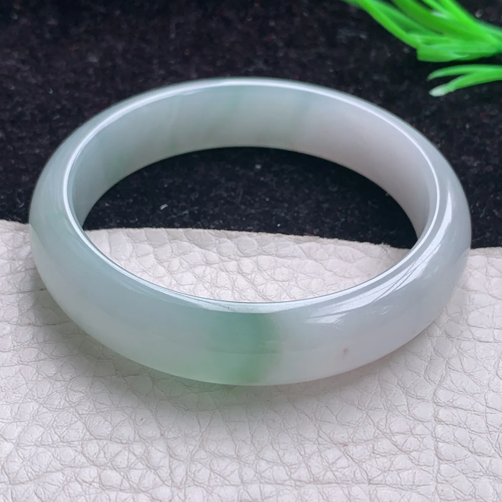 z实拍 53.5*12.8*7天然缅甸翡翠A货清秀飘花宽边玉镯 玉手镯