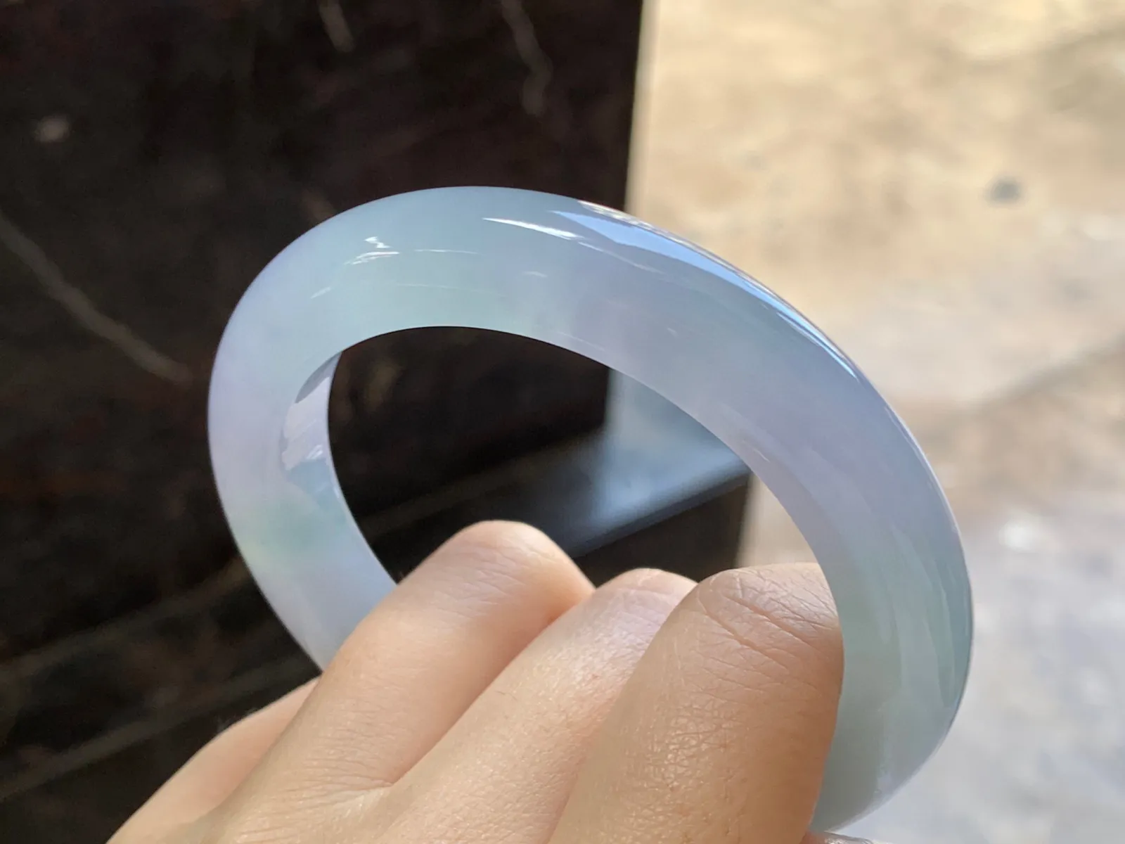 冰种淡春手镯
尺寸：57-10.7-9.5mm
种水好 小清新甜甜的料子