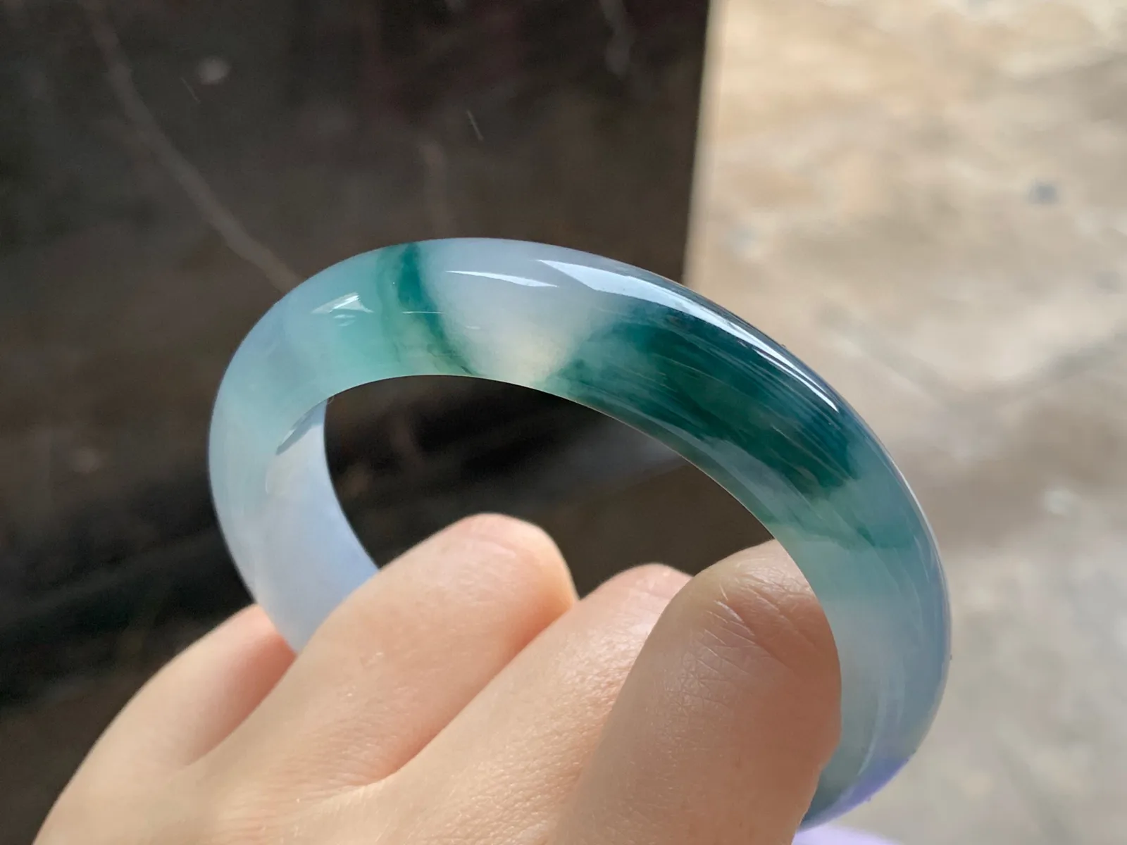 冰种飘花手镯
尺寸：55.4-12.8-8.6mm
种老肉细～飘花点缀