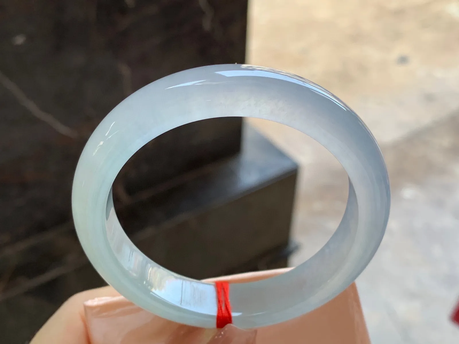 冰种手镯
尺寸：57.5-12.8-8.4mm
冰味十足～一大半冰透起荧光