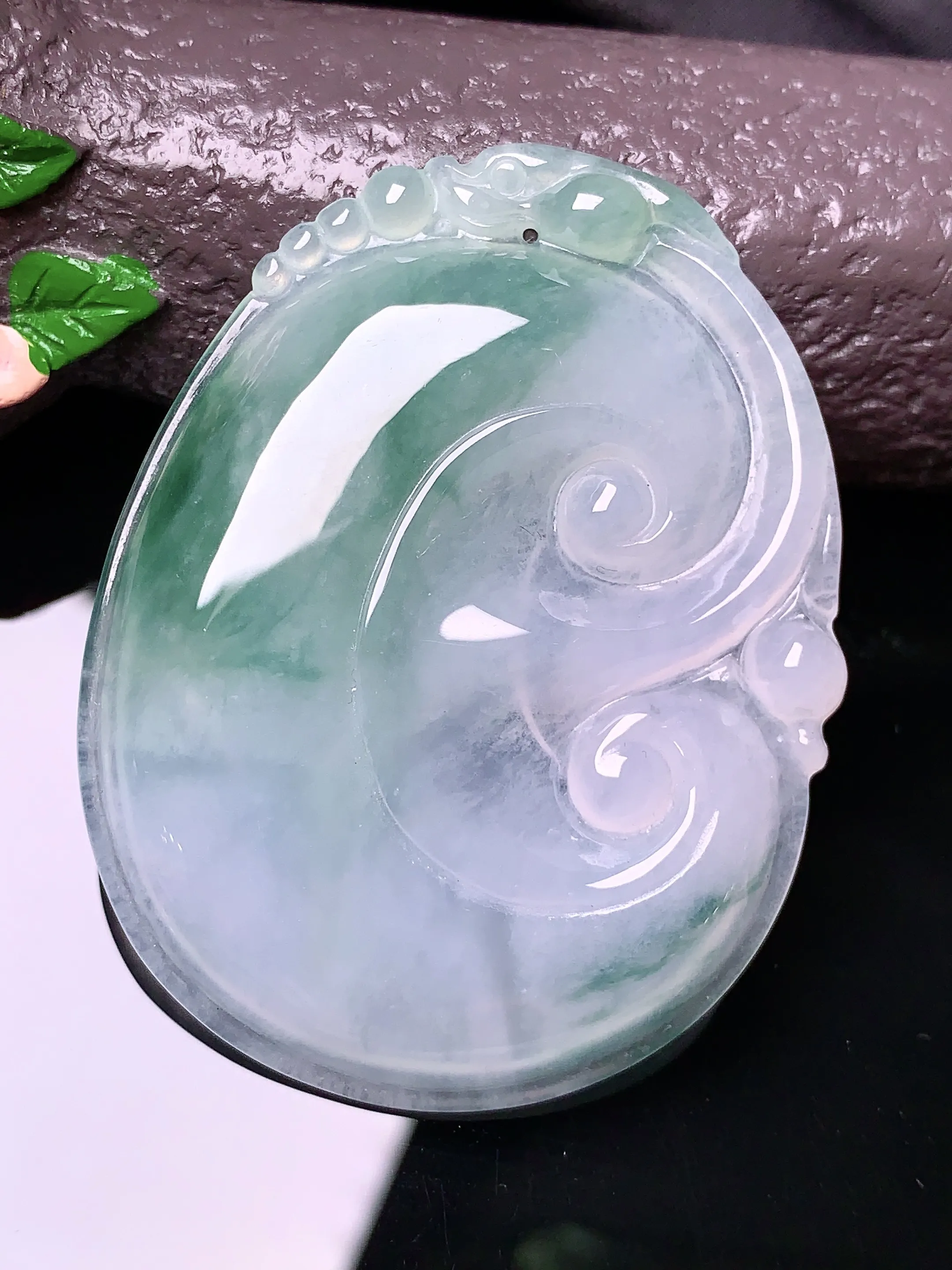 飘绿如意吊坠 玉质细腻 色泽清新艳丽 整体尺寸53.7*41.5*5.7