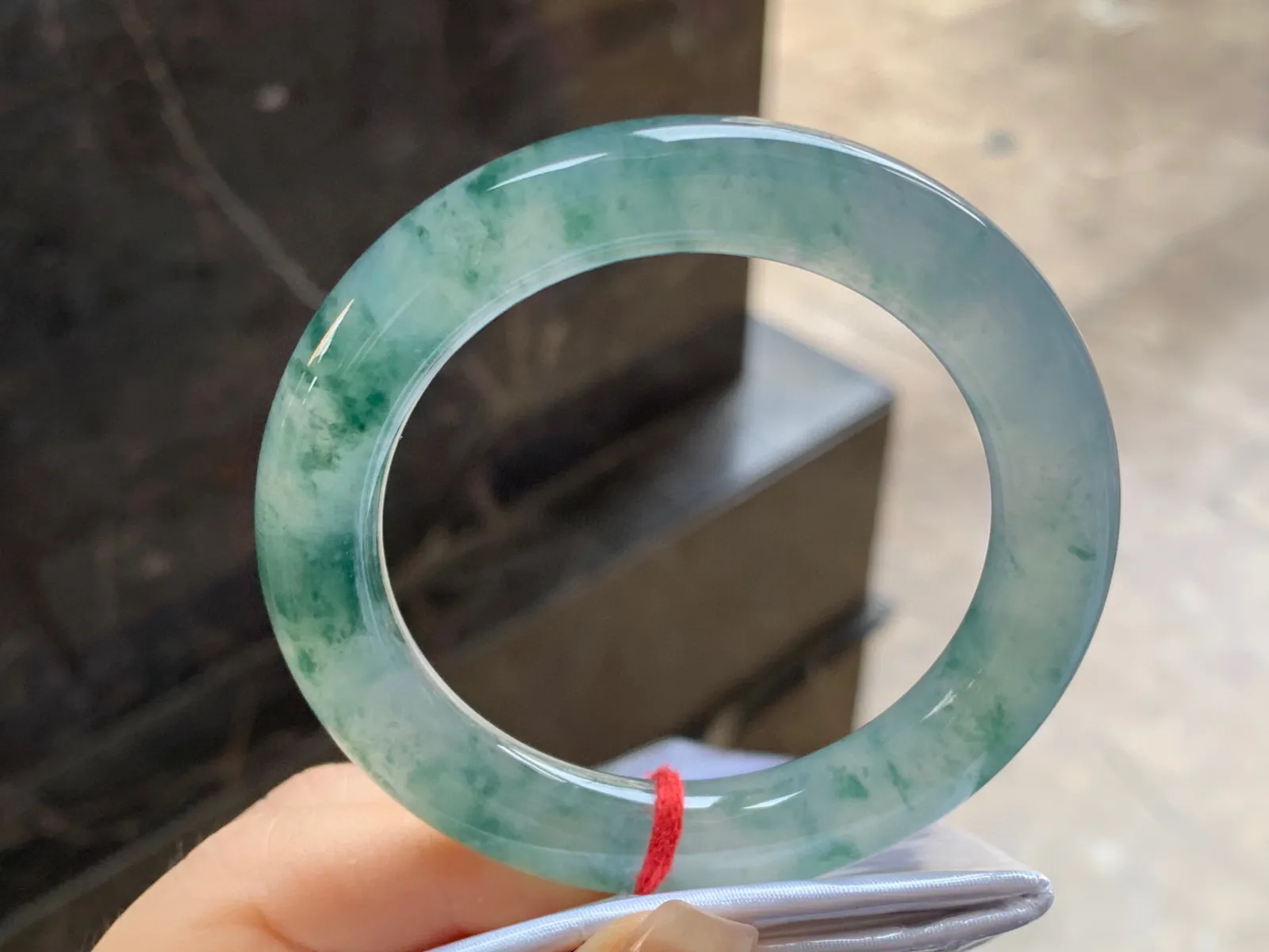 冰飘花圆条手镯
尺寸：52.1-10.2mm
冰味十足～种老肉细精品小圈口
