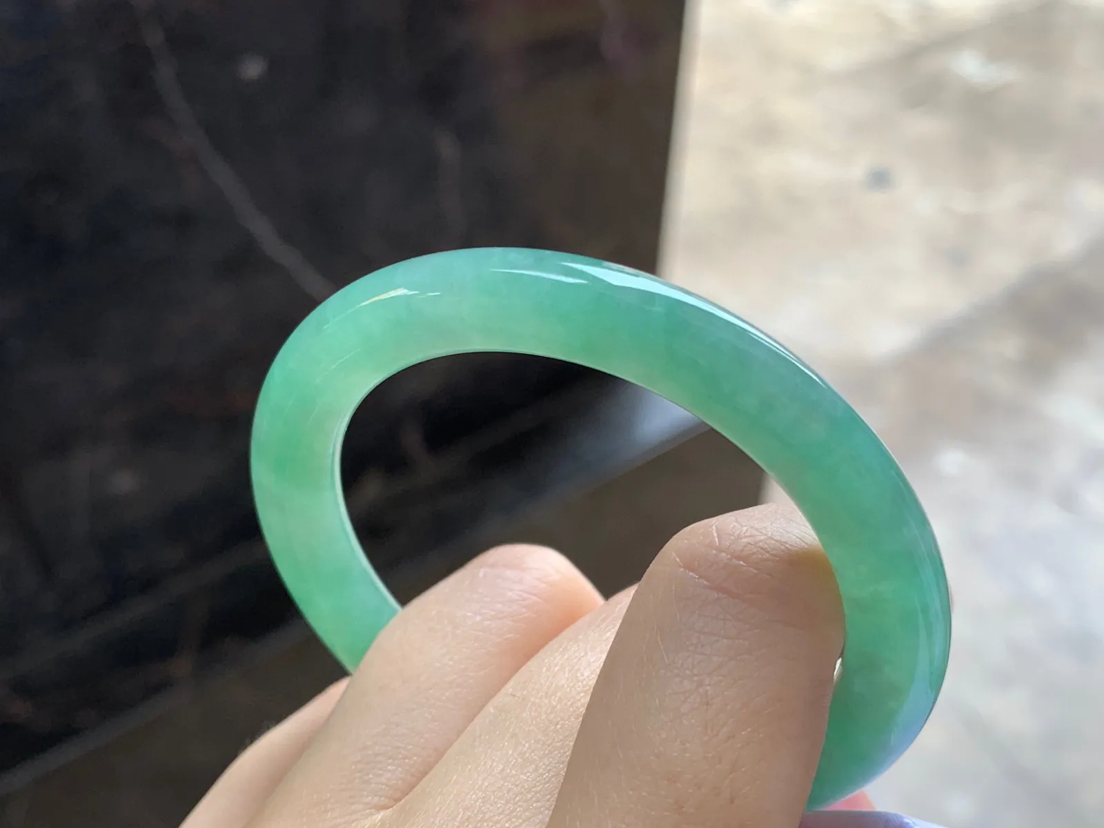 满色圆条手镯
尺寸：51.7-7.5-8.8mm
有种有色～颜色均匀上手漂亮