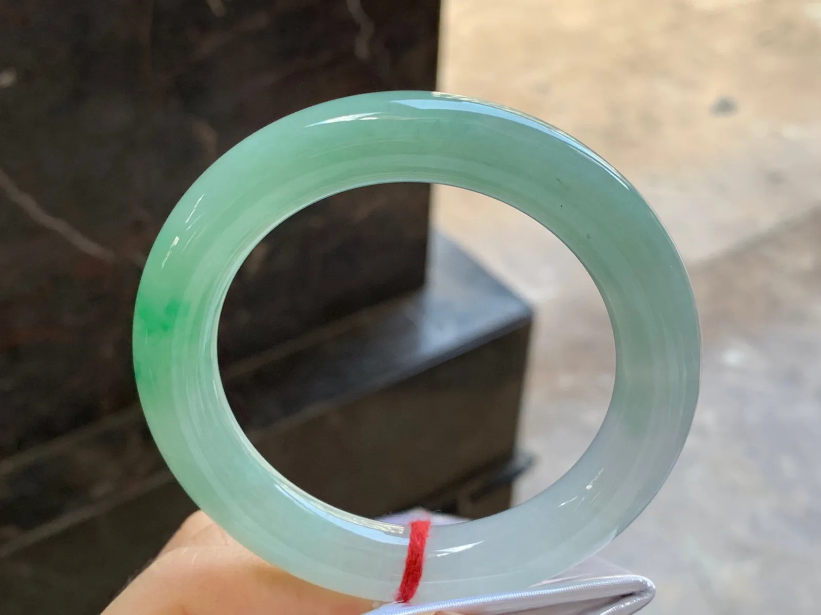 带色圆条手镯
尺寸：55.8-11.3mm
底子细腻干净～绿色点缀上手好看