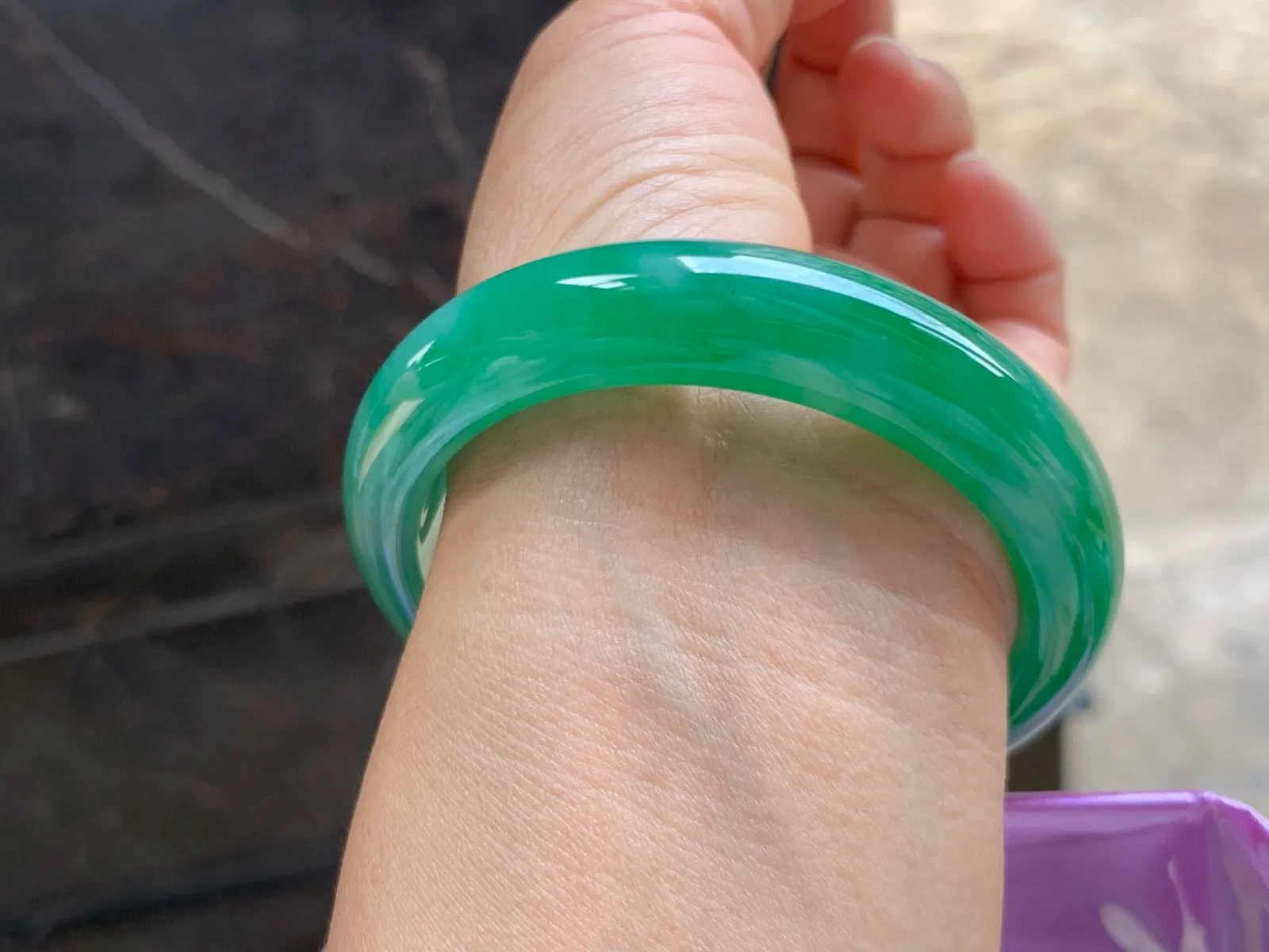 55-13-8.5mm
满色手镯 种好细腻 颜色辣绿 条形优秀 上手大气