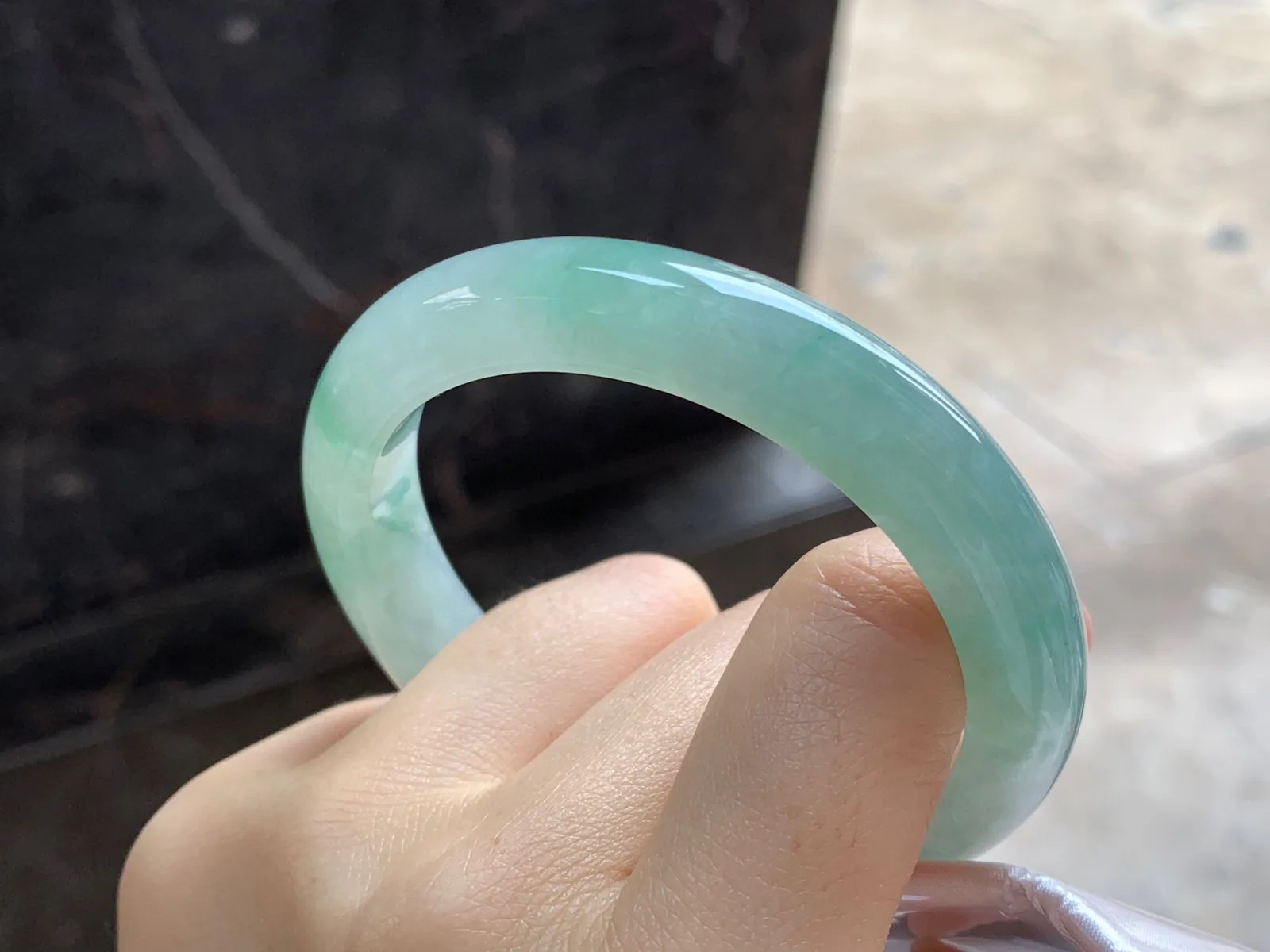 晴水手镯
尺寸：54.6-10.3-8.3mm
水润十足～微棉不影响