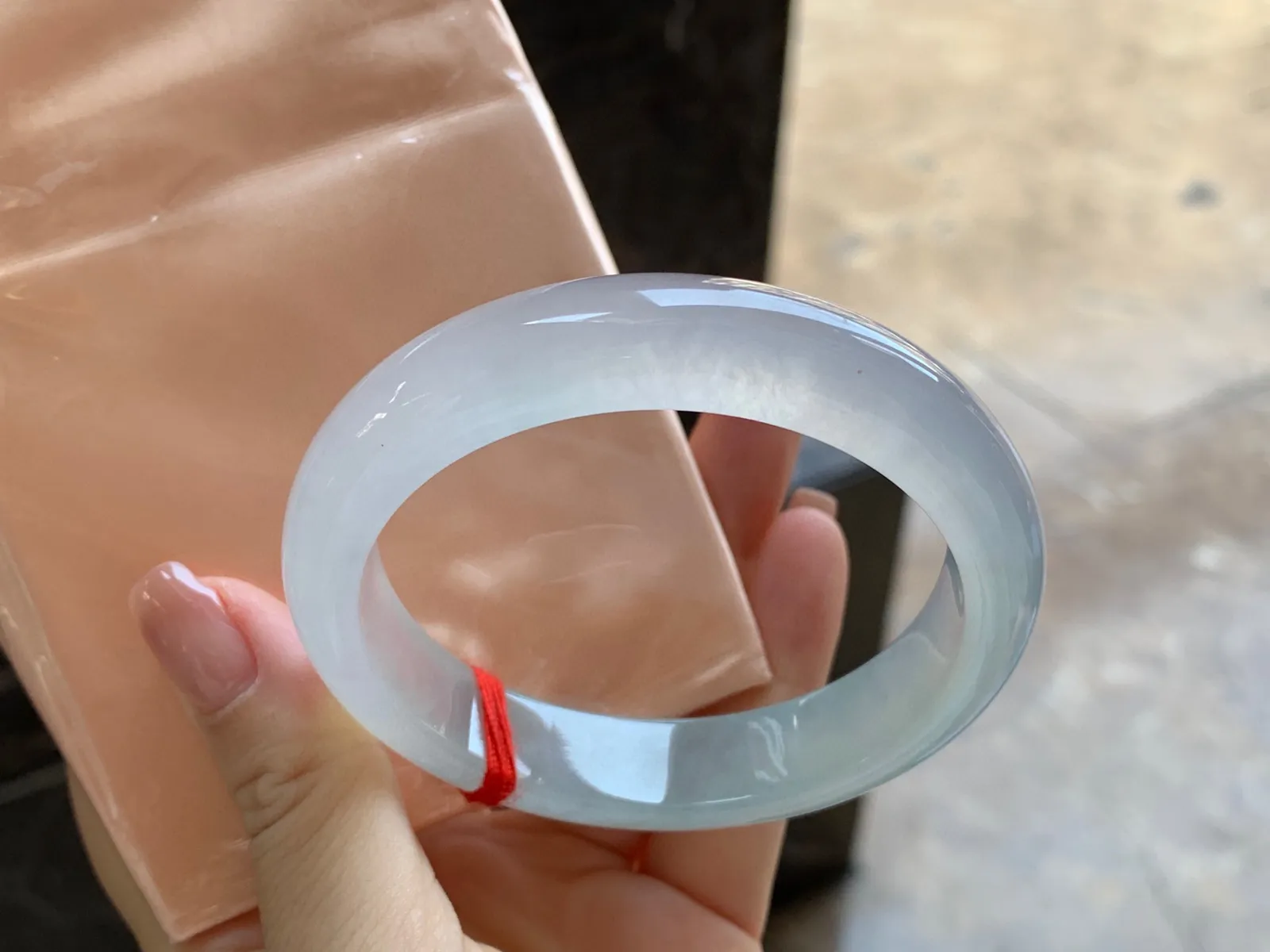 冰种手镯
尺寸：57.5-12.8-8.4mm
冰味十足～一大半冰透起荧光