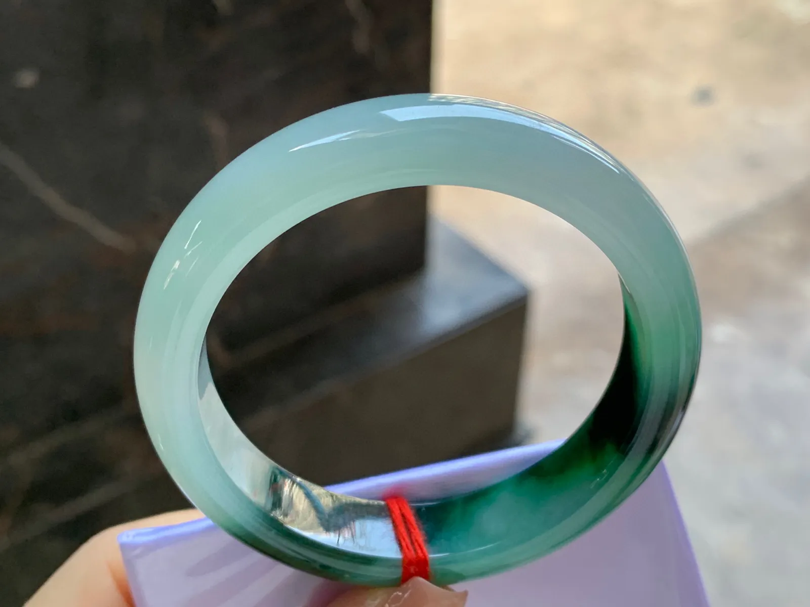 带色特色手镯
尺寸：53-12.6-8mm
料子细腻干净～有特色上手好看