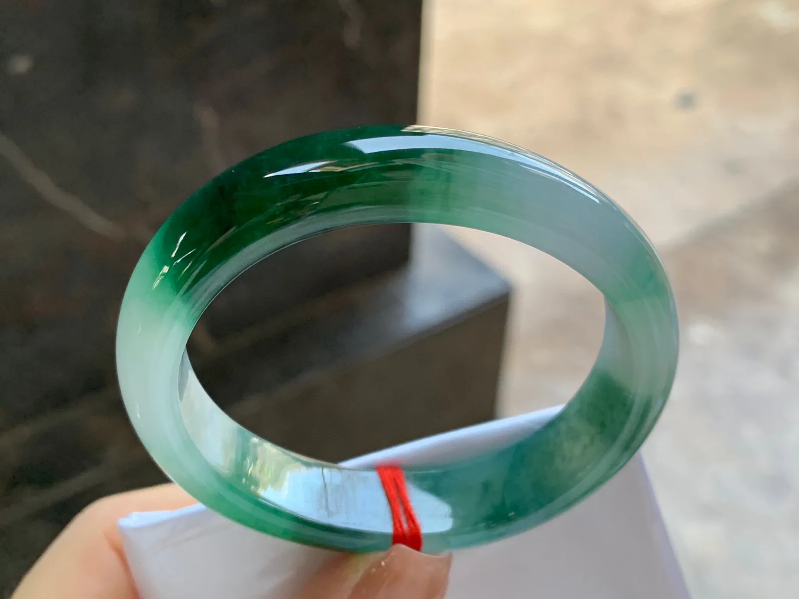 飘绿贵妃镯
尺寸：53.5-12.6-7.5mm
底子细腻干净～有特色正圈50 51可以戴