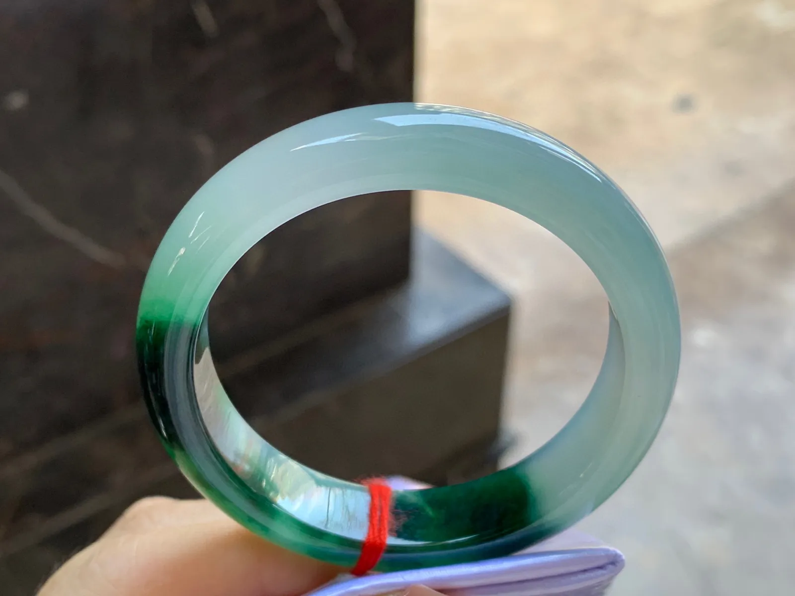 带色特色手镯
尺寸：53-12.6-8mm
料子细腻干净～有特色上手好看