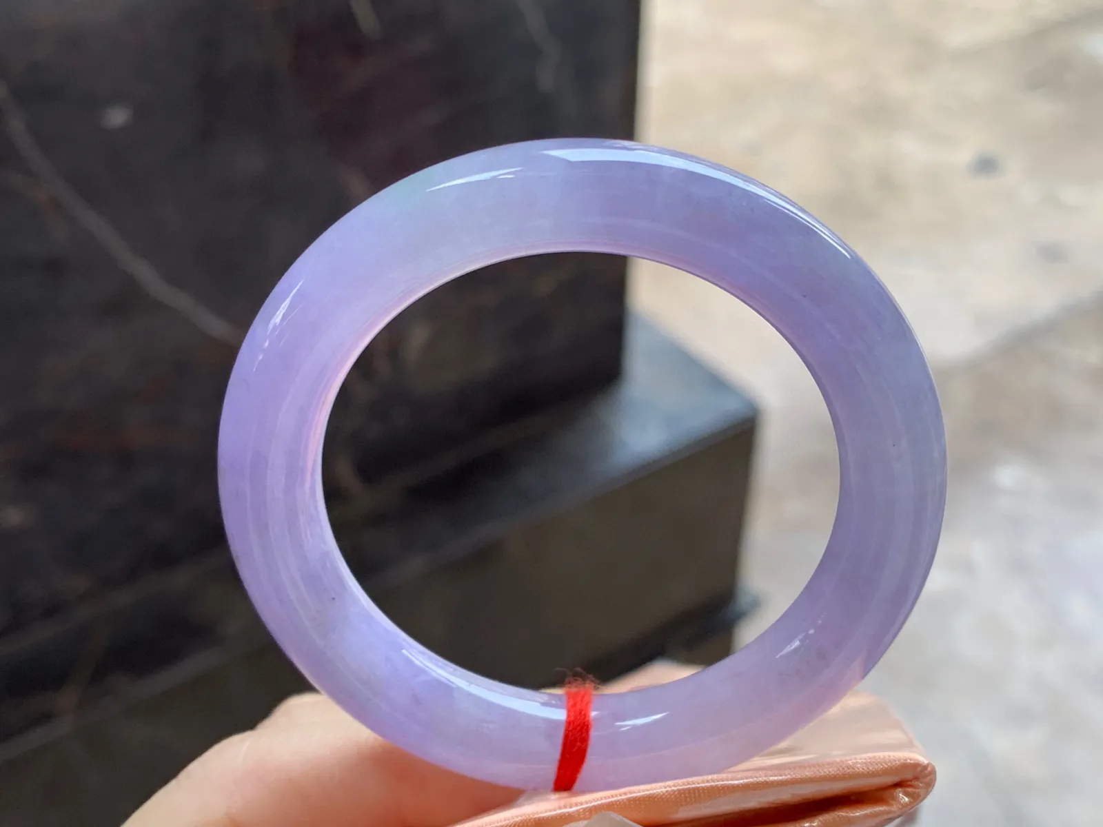 紫罗兰圆条手镯
尺寸：51.5-10mm
颜色浓郁～上手好看 晶体略粗需要包容
