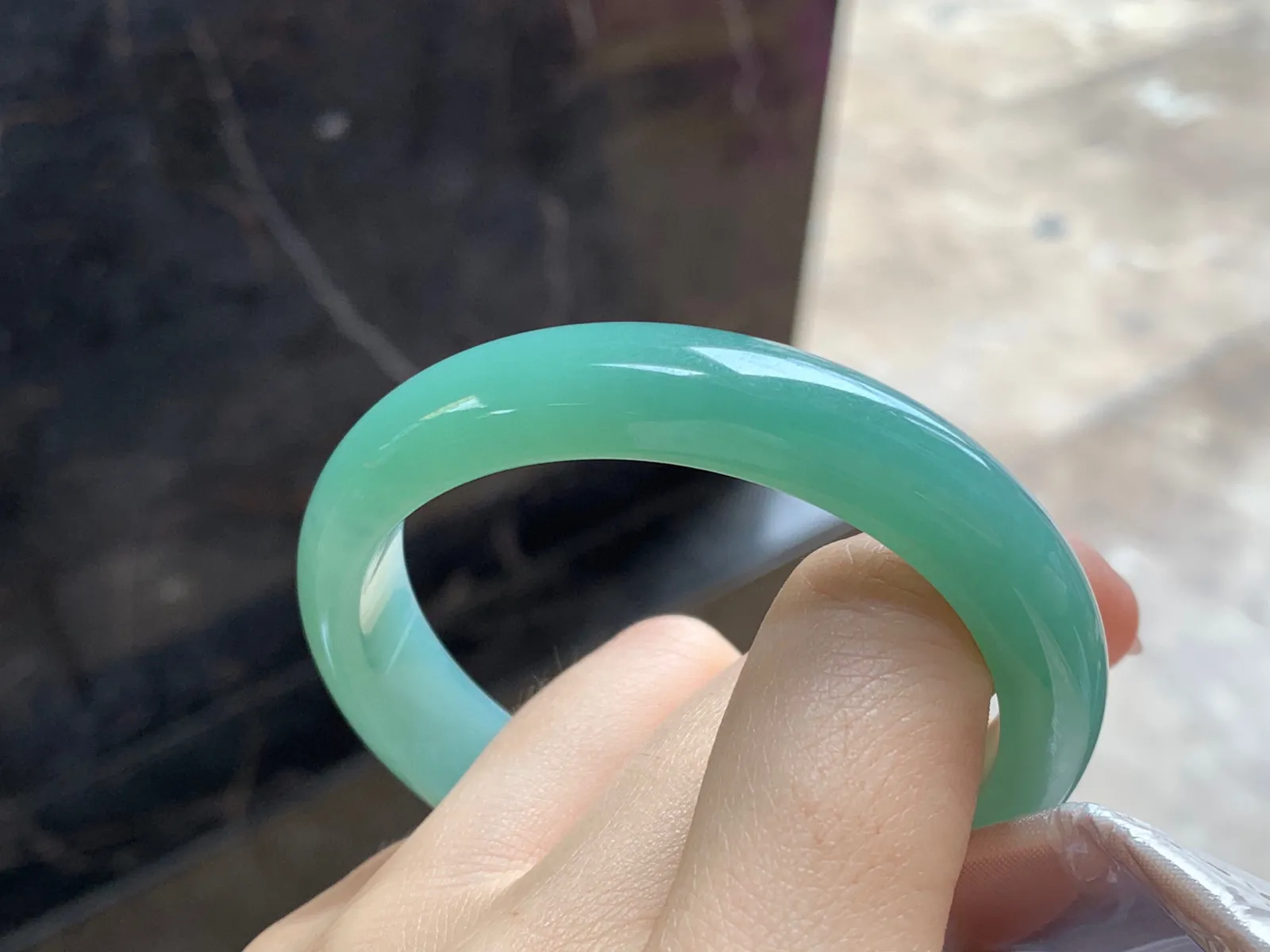 满豆绿贵妃镯
尺寸：56-11.7-7.5mm
肉质细腻干净～正圈52 53 54可以戴推荐