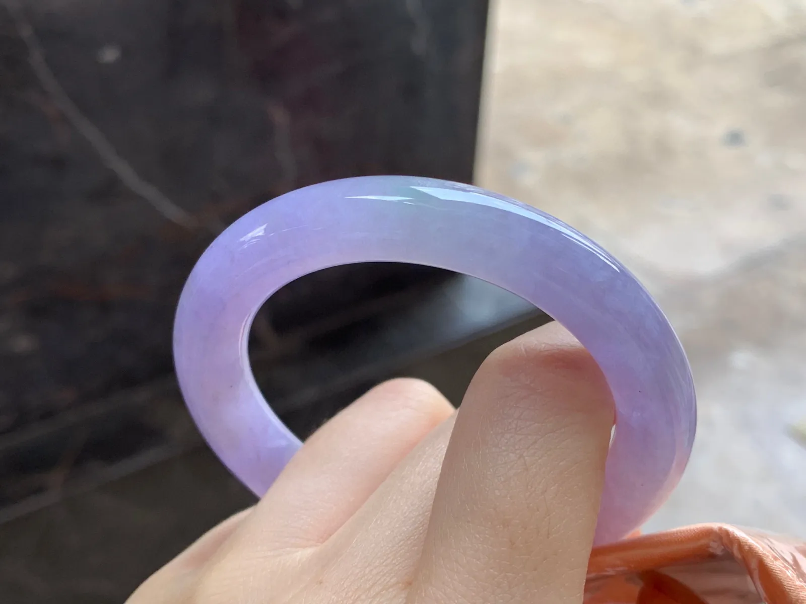 紫罗兰圆条手镯
尺寸：51.5-10mm
颜色浓郁～上手好看 晶体略粗需要包容