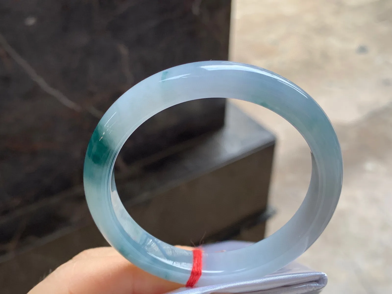 飘花手镯
尺寸：53.5-10.4-7.5mm
底子细腻干净～飘花点缀推荐气质