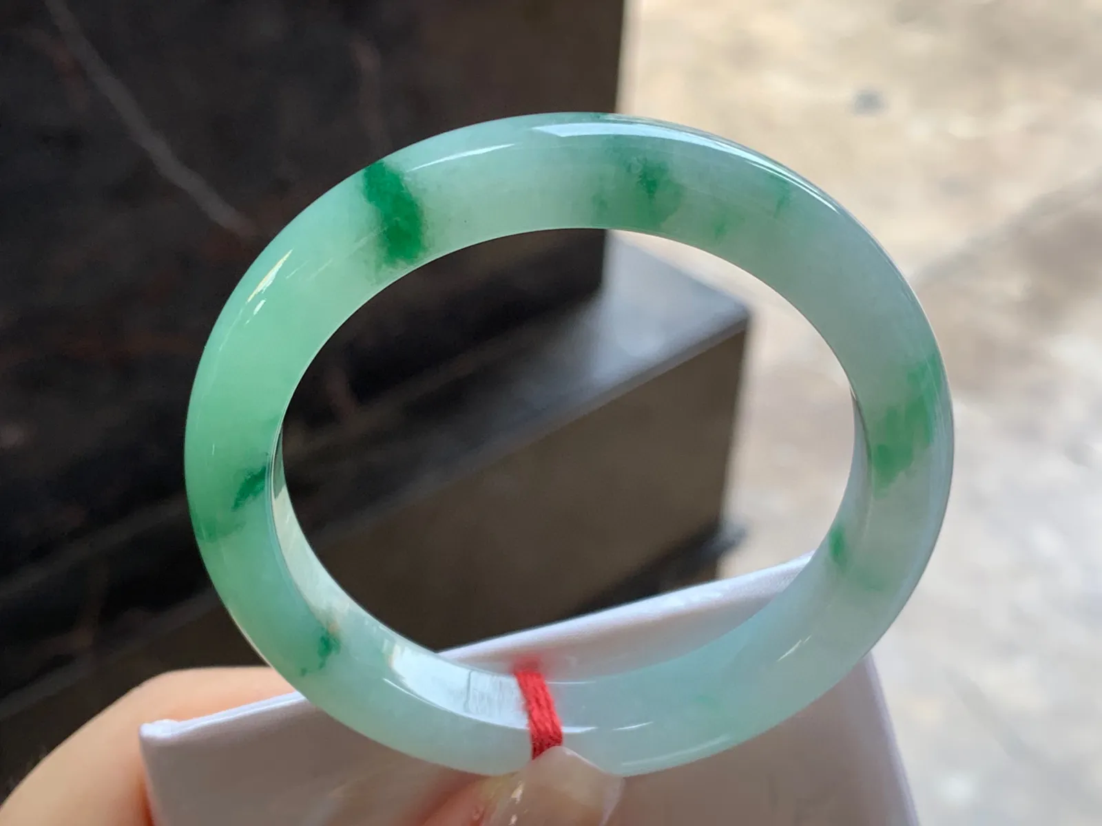 飘绿手镯
尺寸：53.8-9.9-8.2mm
料子细腻干净～很耐看推荐