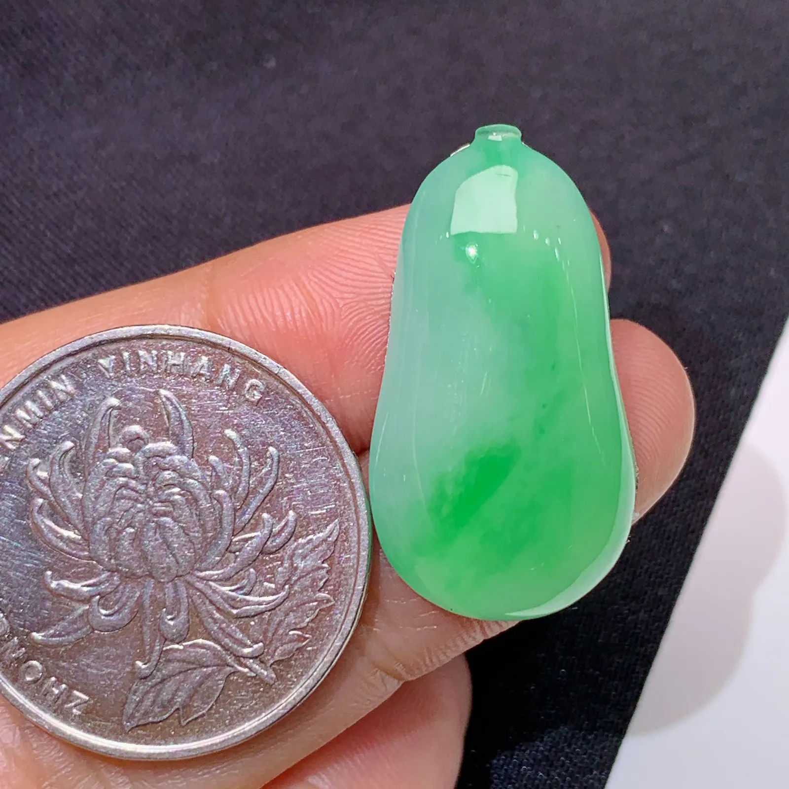 冰飘绿的福瓜，镶嵌佳品，冰润色阳，种水足 尺寸27.7*15.1*4.8