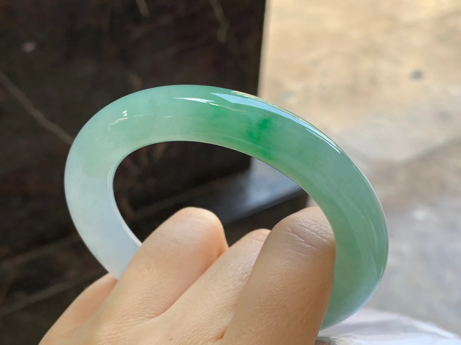带色圆条手镯
尺寸：55.8-11.3mm
底子细腻干净～绿色点缀上手好看