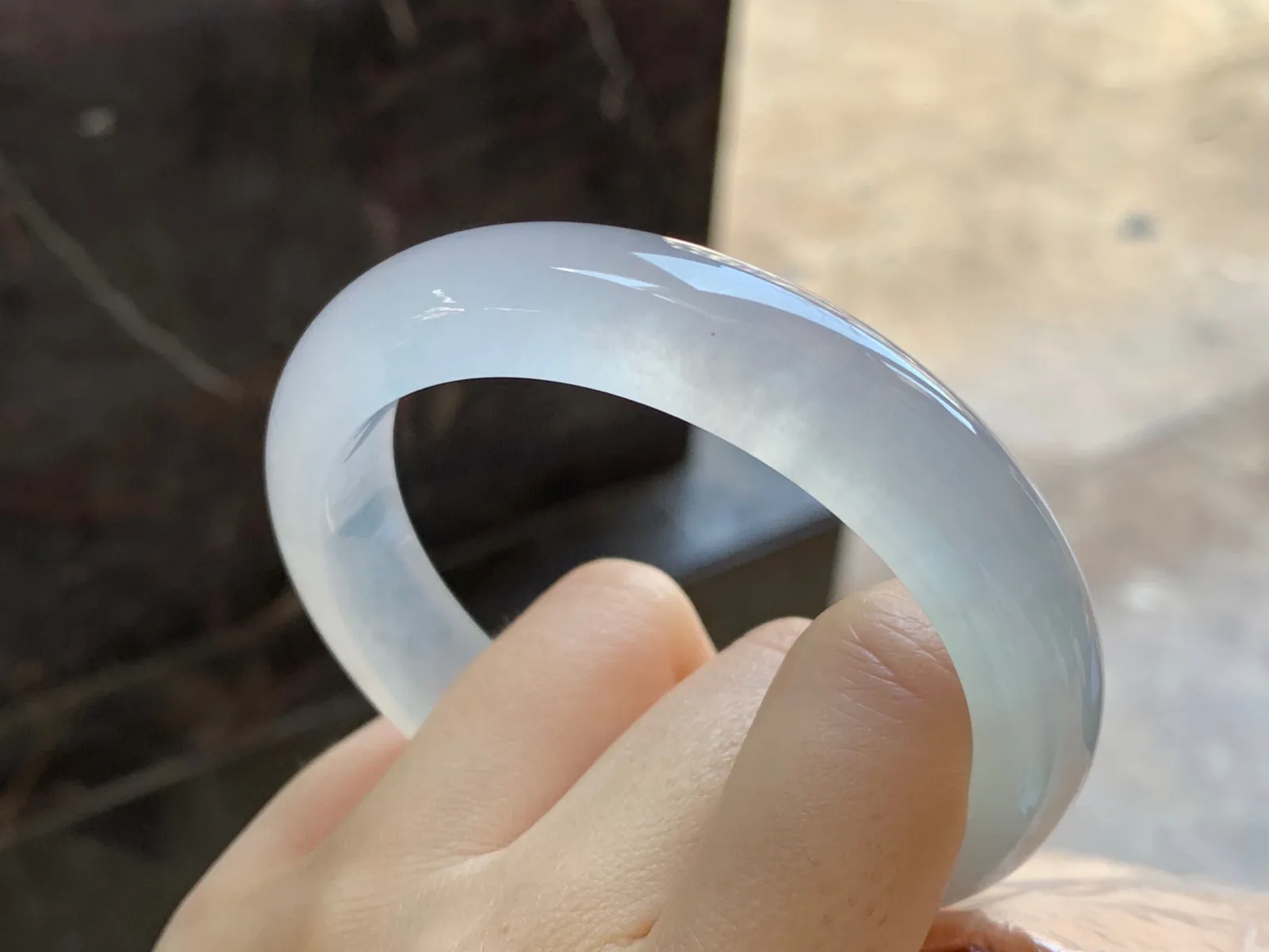 冰种手镯
尺寸：57.5-12.8-8.4mm
冰味十足～一大半冰透起荧光