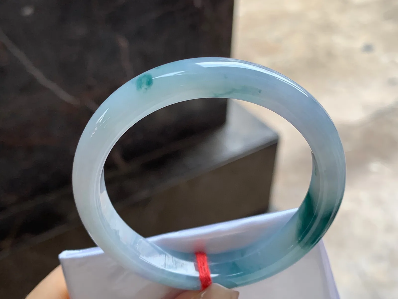 飘花手镯
尺寸：53.5-10.4-7.5mm
底子细腻干净～飘花点缀推荐气质