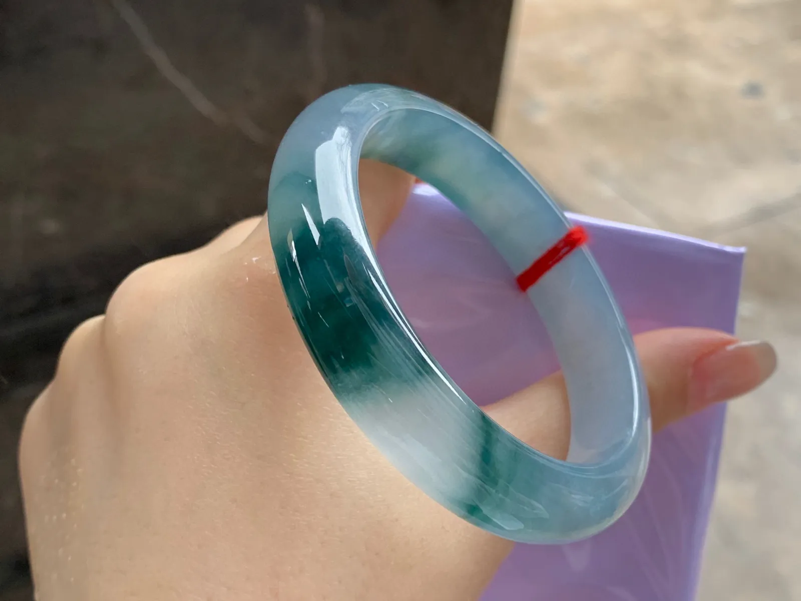 冰种飘花手镯
尺寸：55.4-12.8-8.6mm
种老肉细～飘花点缀