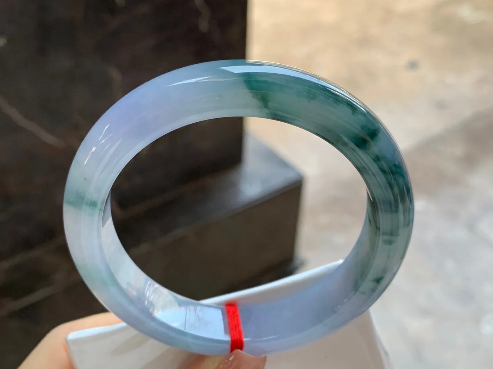 飘花手镯
尺寸：57.5-12.8-9mm
底子细腻干净～有特色的料子 上手好看