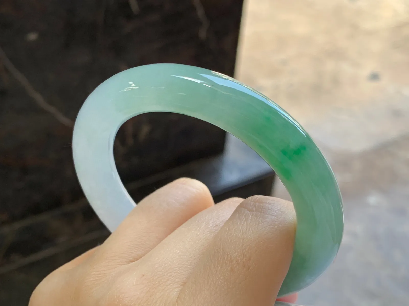 带色圆条手镯
尺寸：55.8-11.3mm
底子细腻干净～绿色点缀上手好看