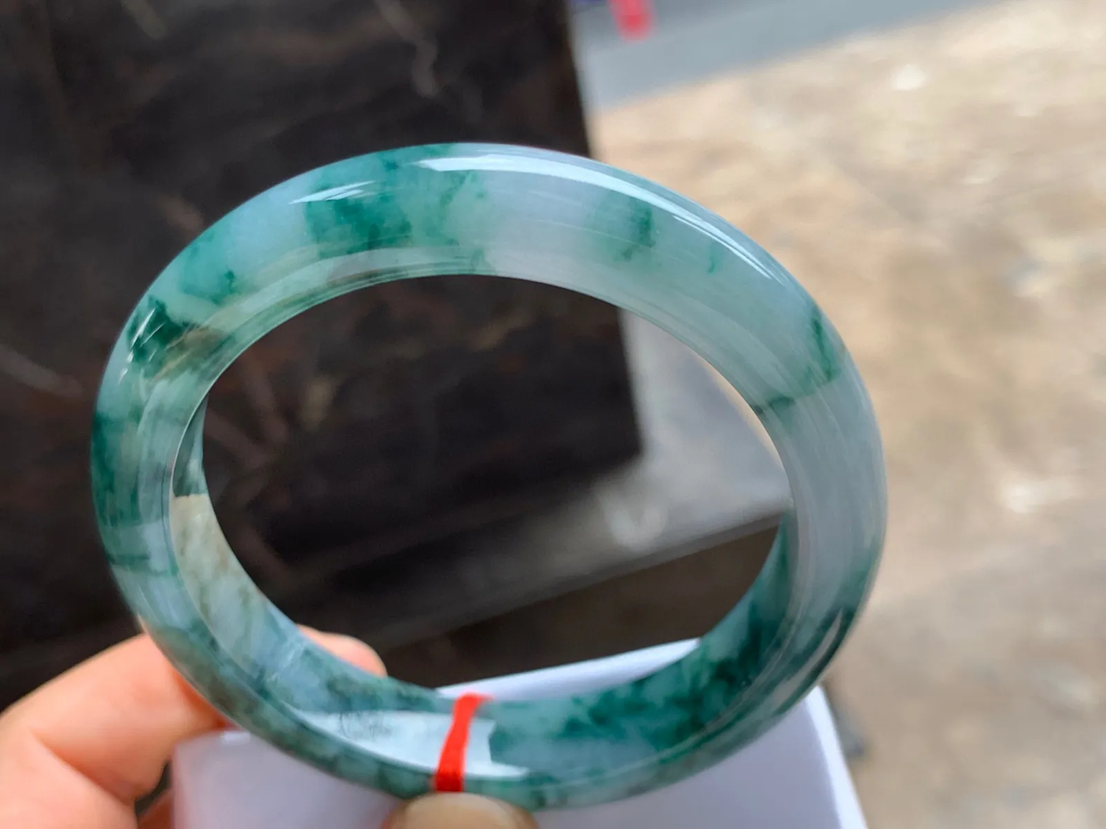 56.5-12.5-9mm
飘花手镯 底子细腻 花色独特