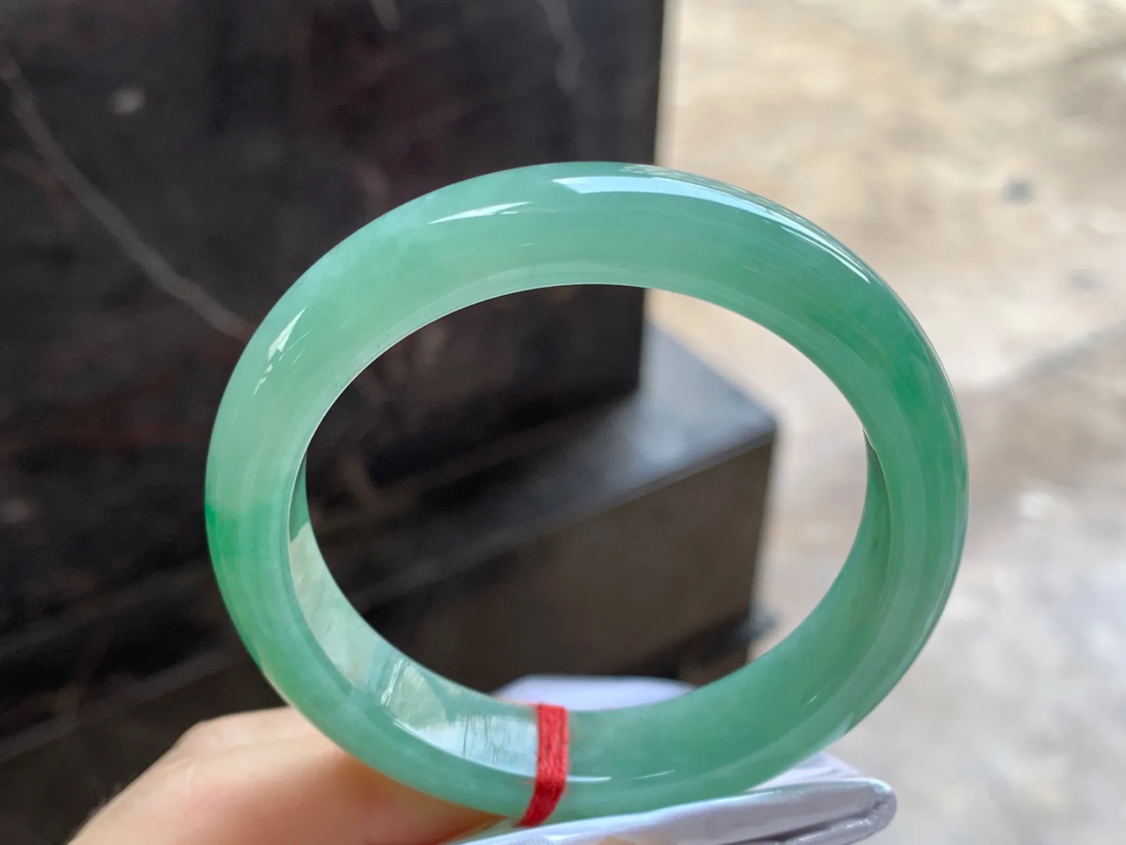 带色手镯
尺寸：52.2-11.9-8.2mm
底子细腻干净～绿色浓郁上手好看