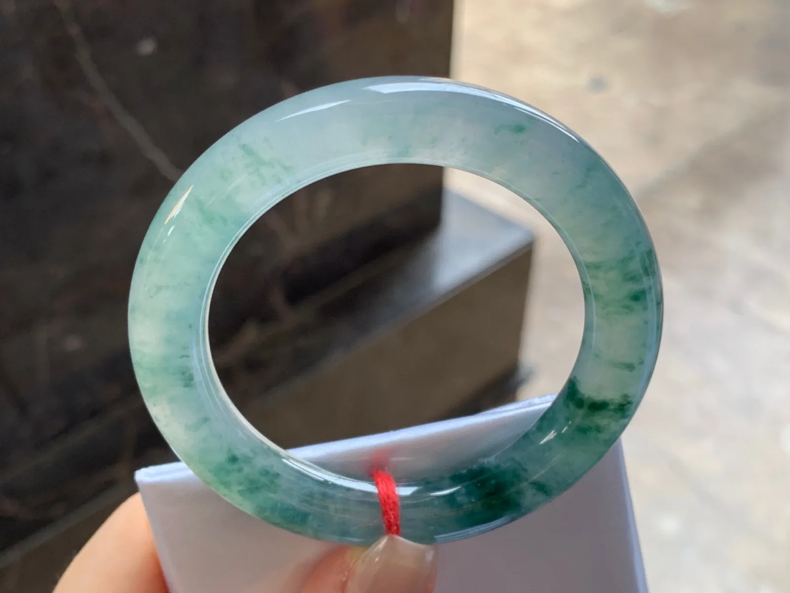 冰飘花圆条手镯
尺寸：52.1-10.2mm
冰味十足～种老肉细精品小圈口